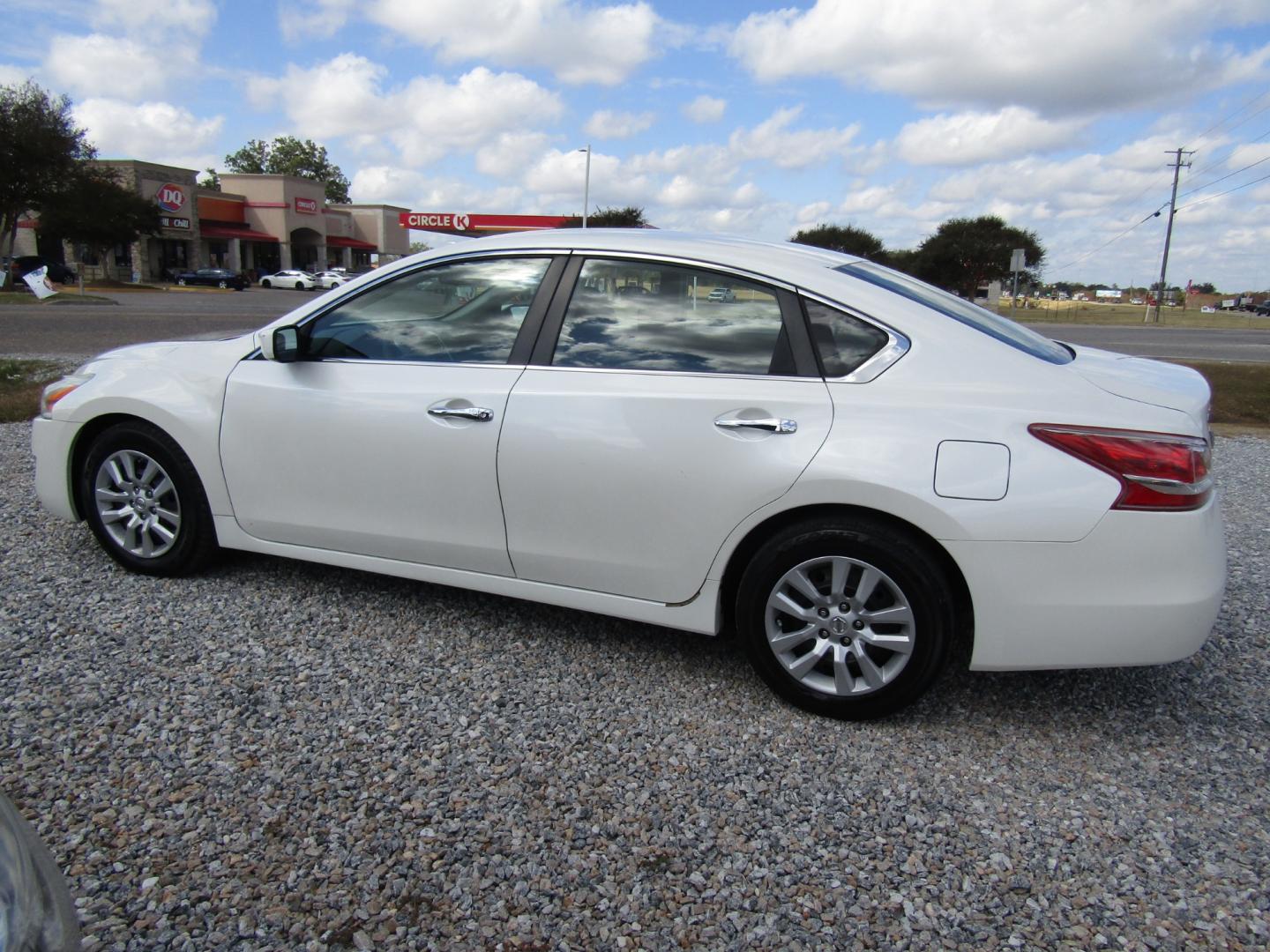 2013 White /Black Nissan Altima 2.5 S (1N4AL3AP8DC) with an 2.5L L4 DOHC 16V engine, Automatic transmission, located at 15016 S Hwy 231, Midland City, AL, 36350, (334) 983-3001, 31.306210, -85.495277 - Photo#5