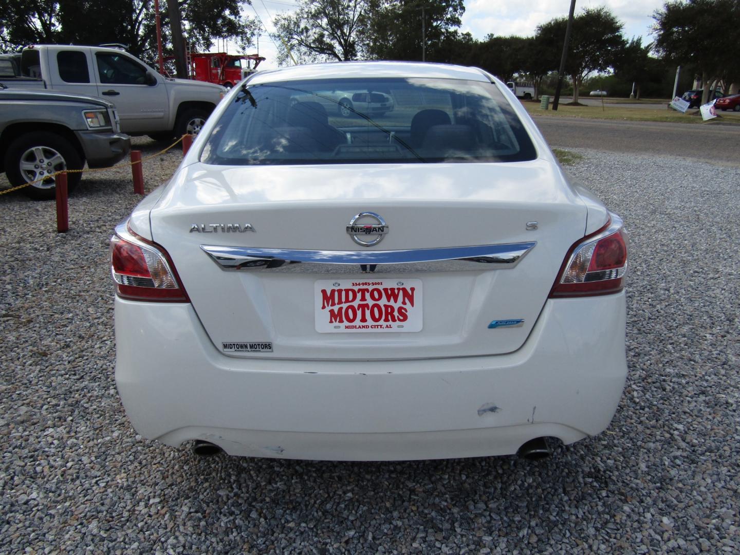 2013 White /Black Nissan Altima 2.5 S (1N4AL3AP8DC) with an 2.5L L4 DOHC 16V engine, Automatic transmission, located at 15016 S Hwy 231, Midland City, AL, 36350, (334) 983-3001, 31.306210, -85.495277 - Photo#6