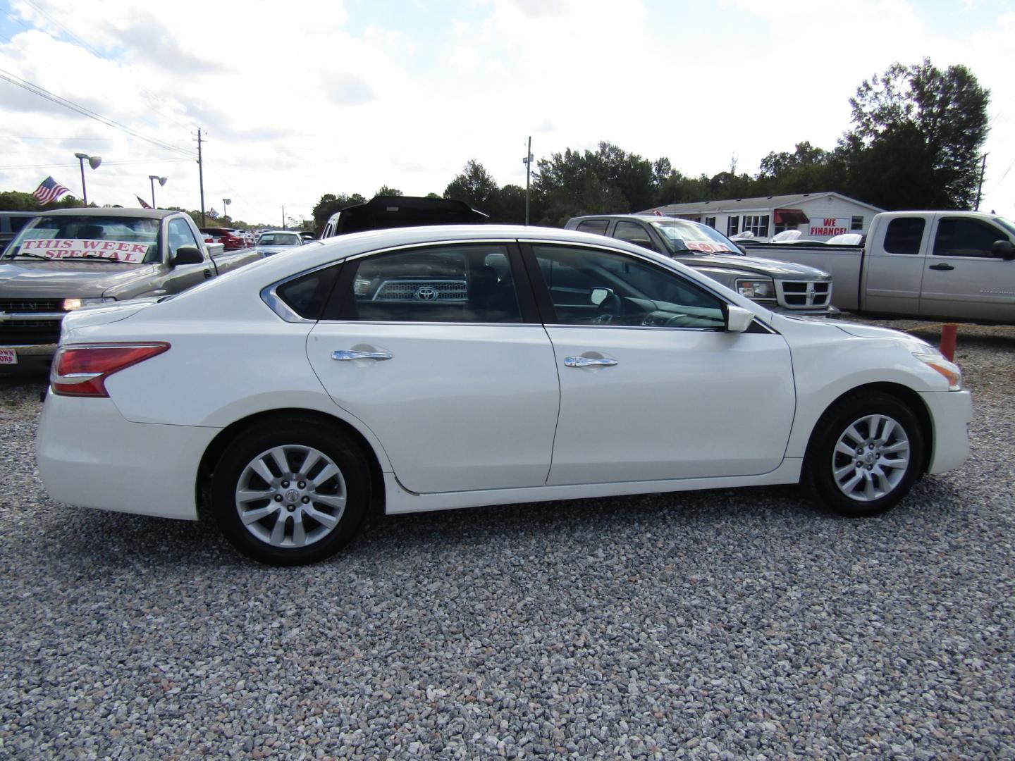 2013 White /Black Nissan Altima 2.5 S (1N4AL3AP8DC) with an 2.5L L4 DOHC 16V engine, Automatic transmission, located at 15016 S Hwy 231, Midland City, AL, 36350, (334) 983-3001, 31.306210, -85.495277 - Photo#7