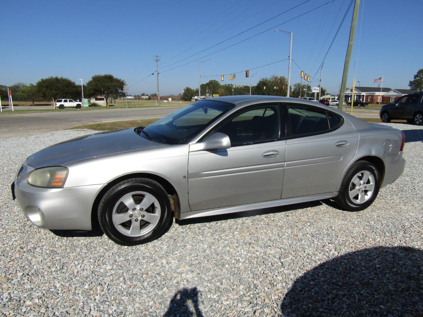 2008 Silver /Black Pontiac Grand Prix Sedan (2G2WP552881) with an 3.8L V6 OHV 12V engine, Automatic transmission, located at 15016 S Hwy 231, Midland City, AL, 36350, (334) 983-3001, 31.306210, -85.495277 - Photo#2