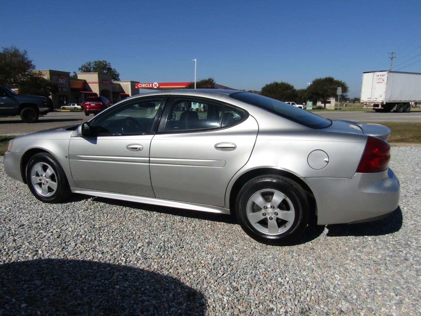 2008 Silver /Black Pontiac Grand Prix Sedan (2G2WP552881) with an 3.8L V6 OHV 12V engine, Automatic transmission, located at 15016 S Hwy 231, Midland City, AL, 36350, (334) 983-3001, 31.306210, -85.495277 - Photo#5