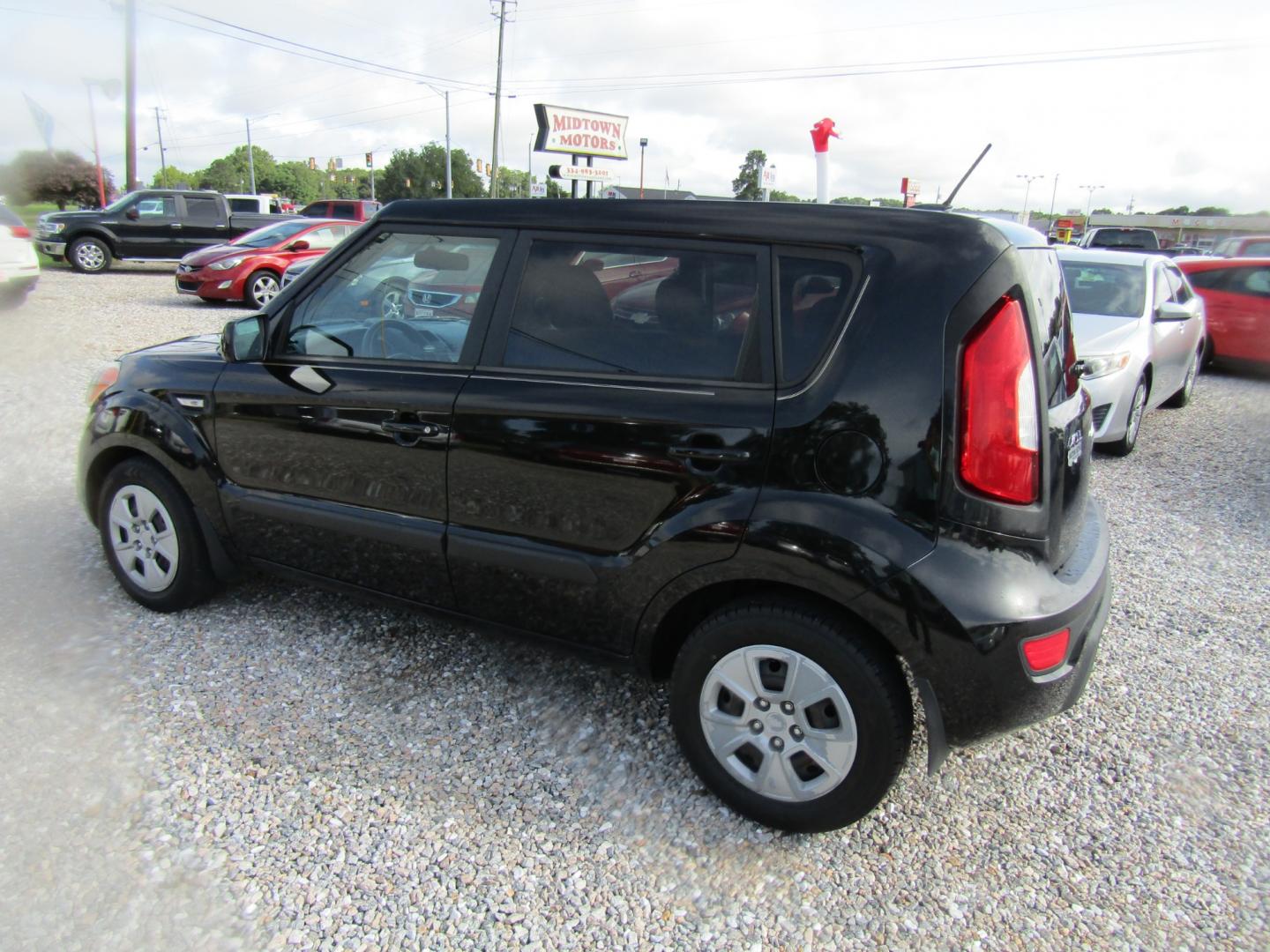 2012 Black /Gray Kia Soul Base (KNDJT2A51C7) with an 1.6L L4 DOHC 16V engine, Automatic transmission, located at 15016 S Hwy 231, Midland City, AL, 36350, (334) 983-3001, 31.306210, -85.495277 - Photo#5