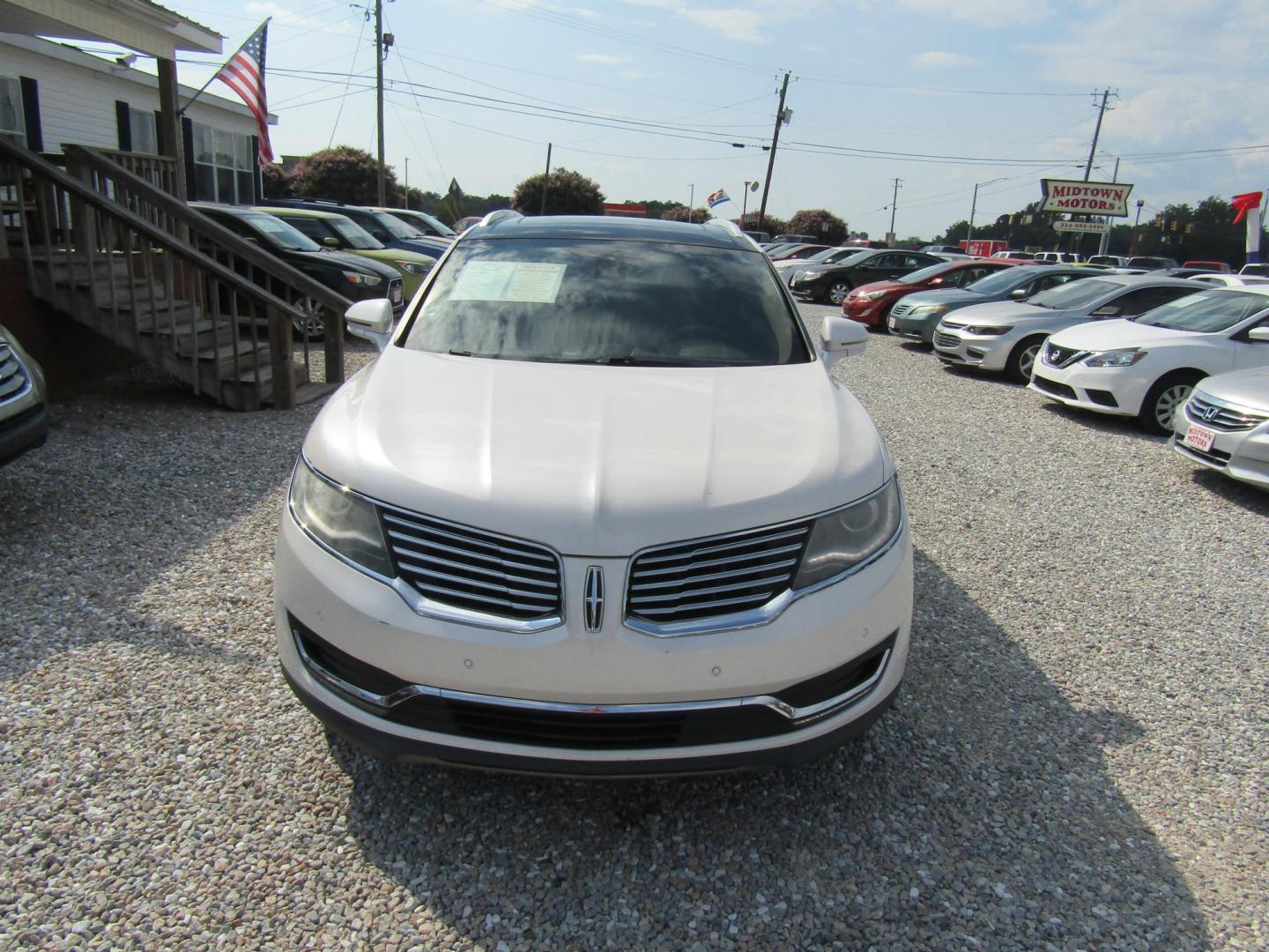 2018 White /Brown Lincoln MKX Reserve (2LMPJ6LR1JB) with an 3.7L V6 DOHC 24V engine, Automatic transmission, located at 15016 S Hwy 231, Midland City, AL, 36350, (334) 983-3001, 31.306210, -85.495277 - Photo#4