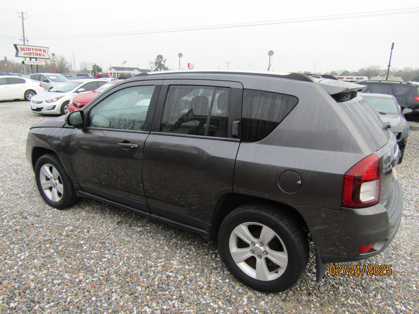 2014 Gray Jeep Compass Sport FWD (1C4NJCBB0ED) with an 2.4L L4 DOHC 16V engine, Automatic transmission, located at 15016 S Hwy 231, Midland City, AL, 36350, (334) 983-3001, 31.306210, -85.495277 - Photo#5