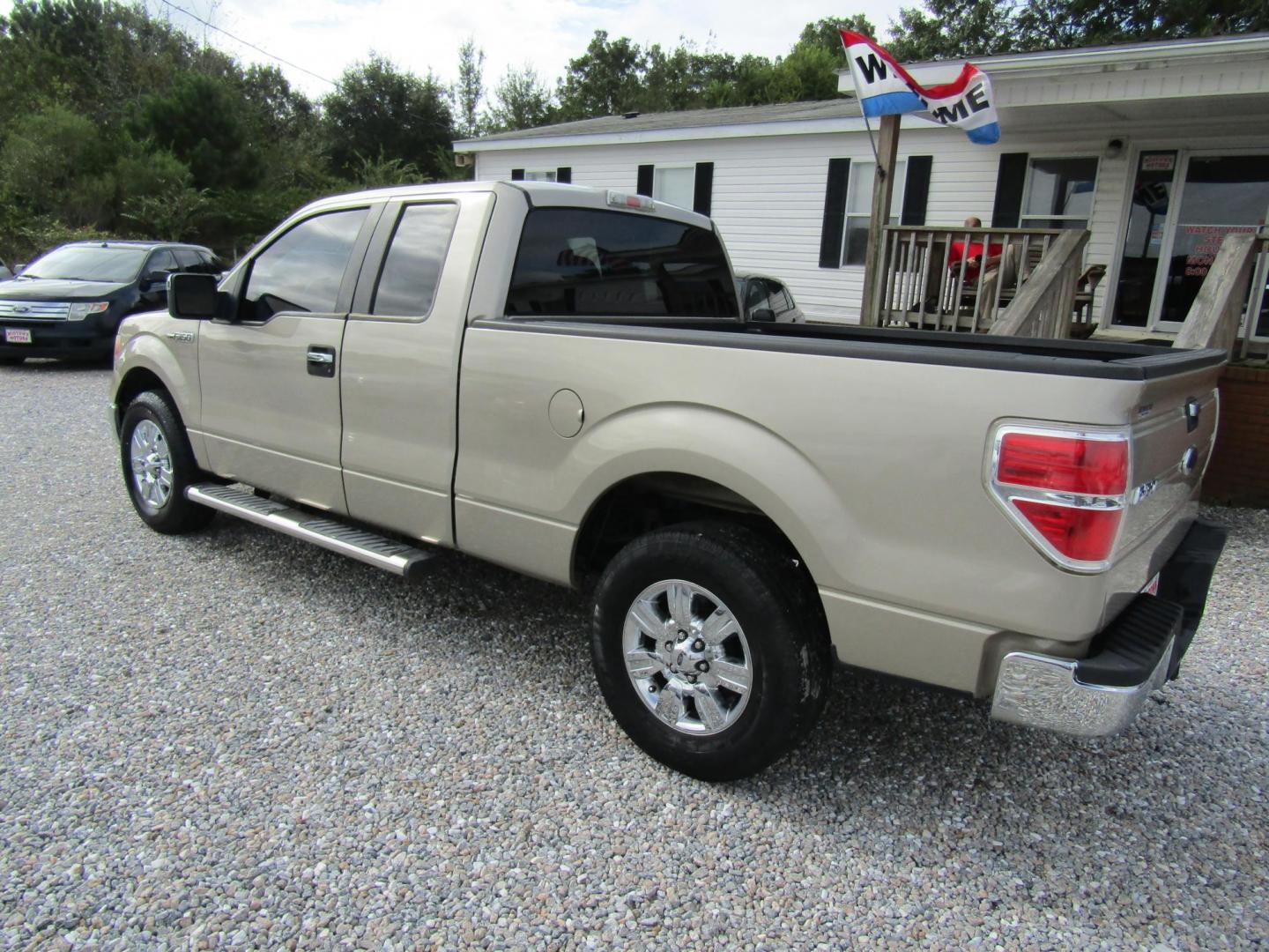 2010 Gold Ford F-150 Lariat SuperCab 6.5-ft. Bed 2WD (1FTEX1C87AF) with an 4.6L V8 SOHC 24V engine, Automatic transmission, located at 15016 S Hwy 231, Midland City, AL, 36350, (334) 983-3001, 31.306210, -85.495277 - Photo#5