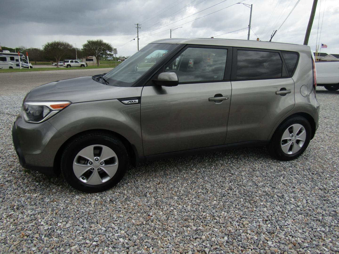 2015 Gray /Black Kia Soul Base (KNDJN2A24F7) with an 1.6L L4 DOHC 16V engine, Automatic transmission, located at 15016 S Hwy 231, Midland City, AL, 36350, (334) 983-3001, 31.306210, -85.495277 - Photo#2