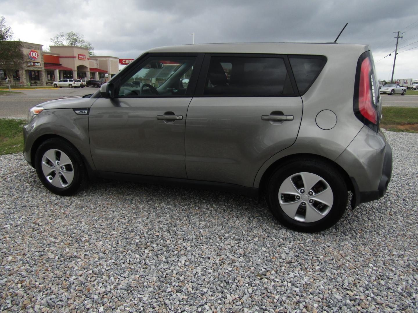 2015 Gray /Black Kia Soul Base (KNDJN2A24F7) with an 1.6L L4 DOHC 16V engine, Automatic transmission, located at 15016 S Hwy 231, Midland City, AL, 36350, (334) 983-3001, 31.306210, -85.495277 - Photo#5