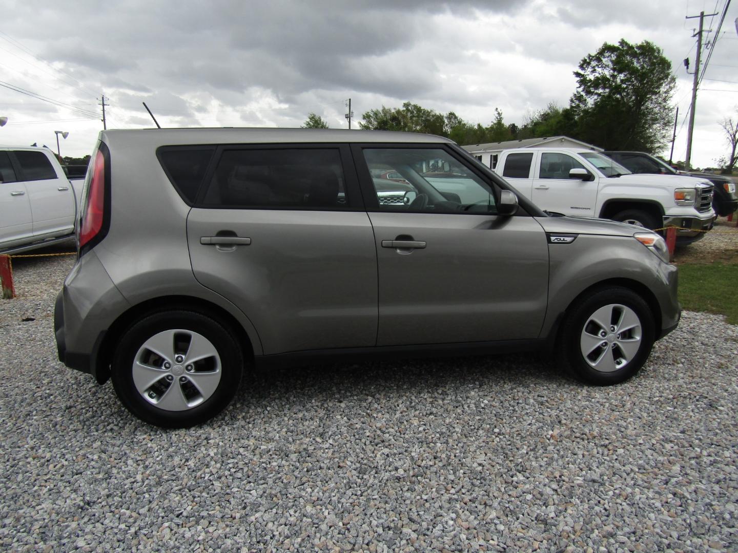 2015 Gray /Black Kia Soul Base (KNDJN2A24F7) with an 1.6L L4 DOHC 16V engine, Automatic transmission, located at 15016 S Hwy 231, Midland City, AL, 36350, (334) 983-3001, 31.306210, -85.495277 - Photo#8