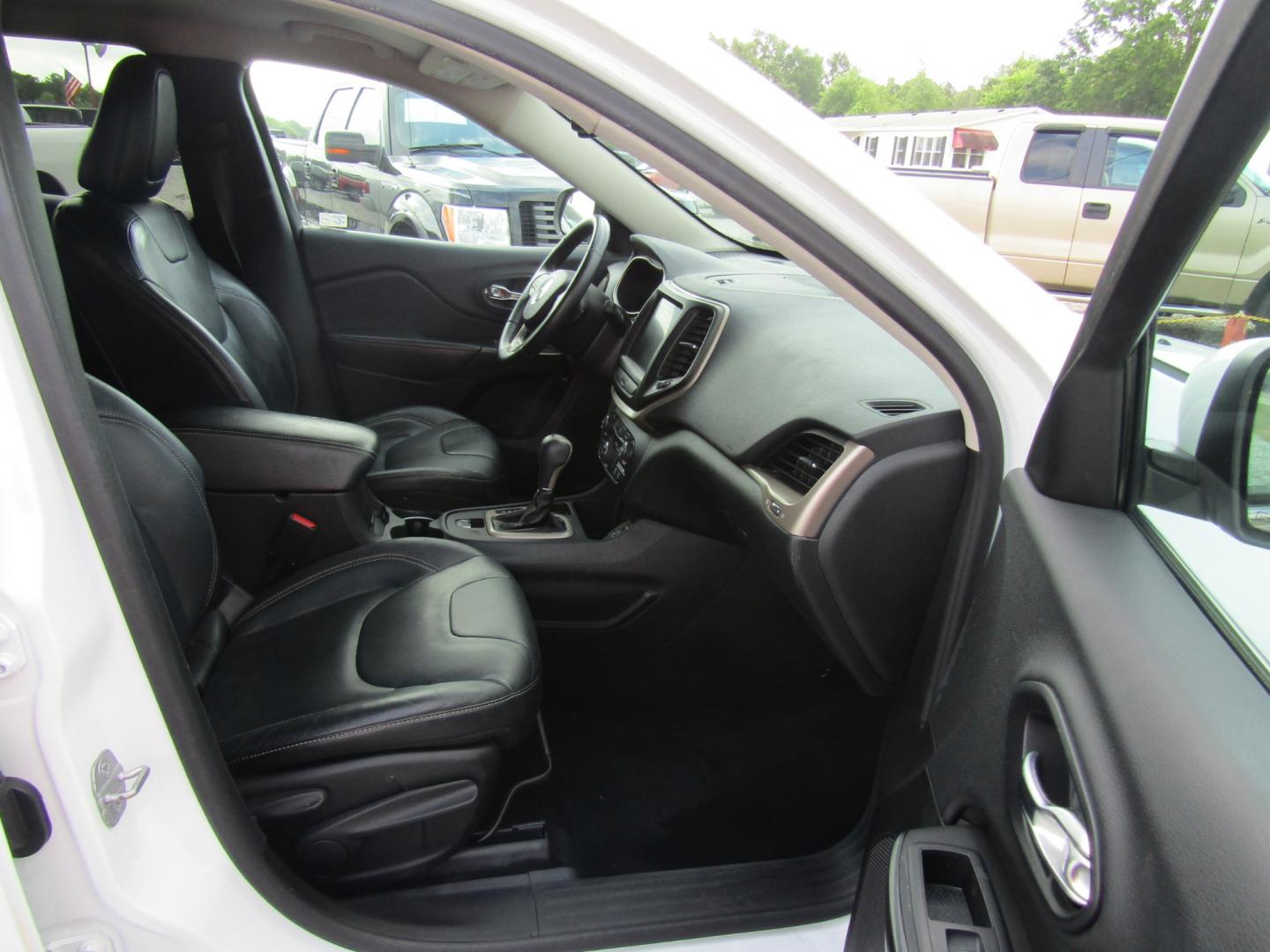 2014 White Jeep Cherokee Limited FWD (1C4PJLDS3EW) with an 3.2L V6 DOHC 24V engine, Automatic transmission, located at 15016 S Hwy 231, Midland City, AL, 36350, (334) 983-3001, 31.306210, -85.495277 - Photo#10