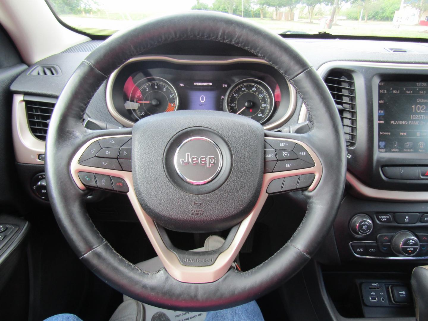 2014 White Jeep Cherokee Limited FWD (1C4PJLDS3EW) with an 3.2L V6 DOHC 24V engine, Automatic transmission, located at 15016 S Hwy 231, Midland City, AL, 36350, (334) 983-3001, 31.306210, -85.495277 - Photo#11