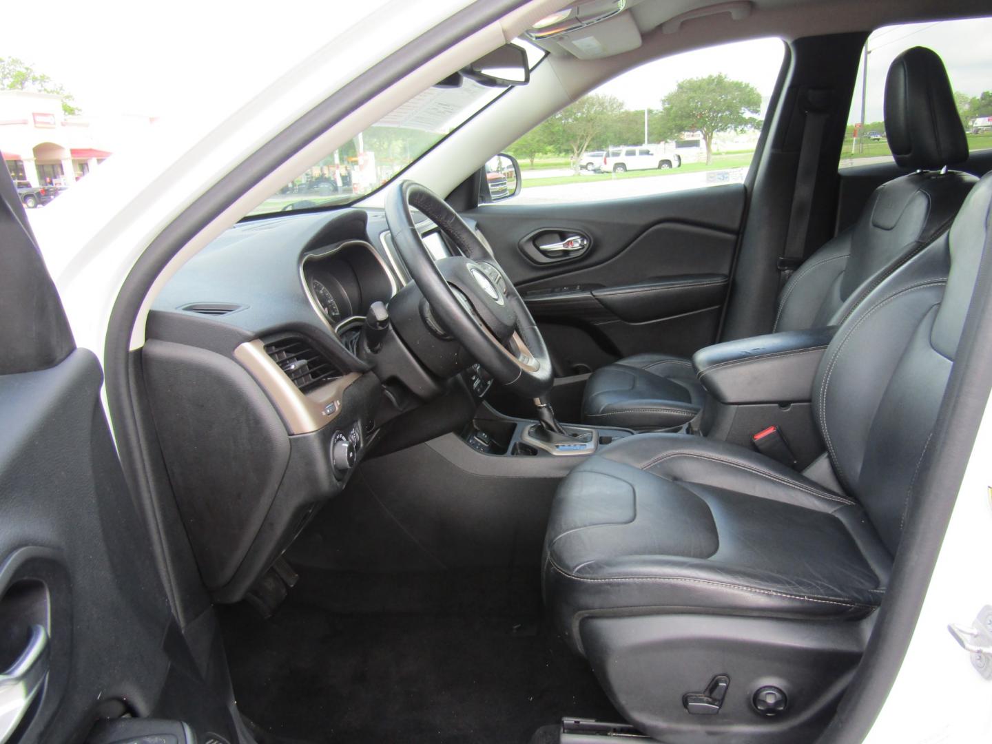 2014 White Jeep Cherokee Limited FWD (1C4PJLDS3EW) with an 3.2L V6 DOHC 24V engine, Automatic transmission, located at 15016 S Hwy 231, Midland City, AL, 36350, (334) 983-3001, 31.306210, -85.495277 - Photo#3