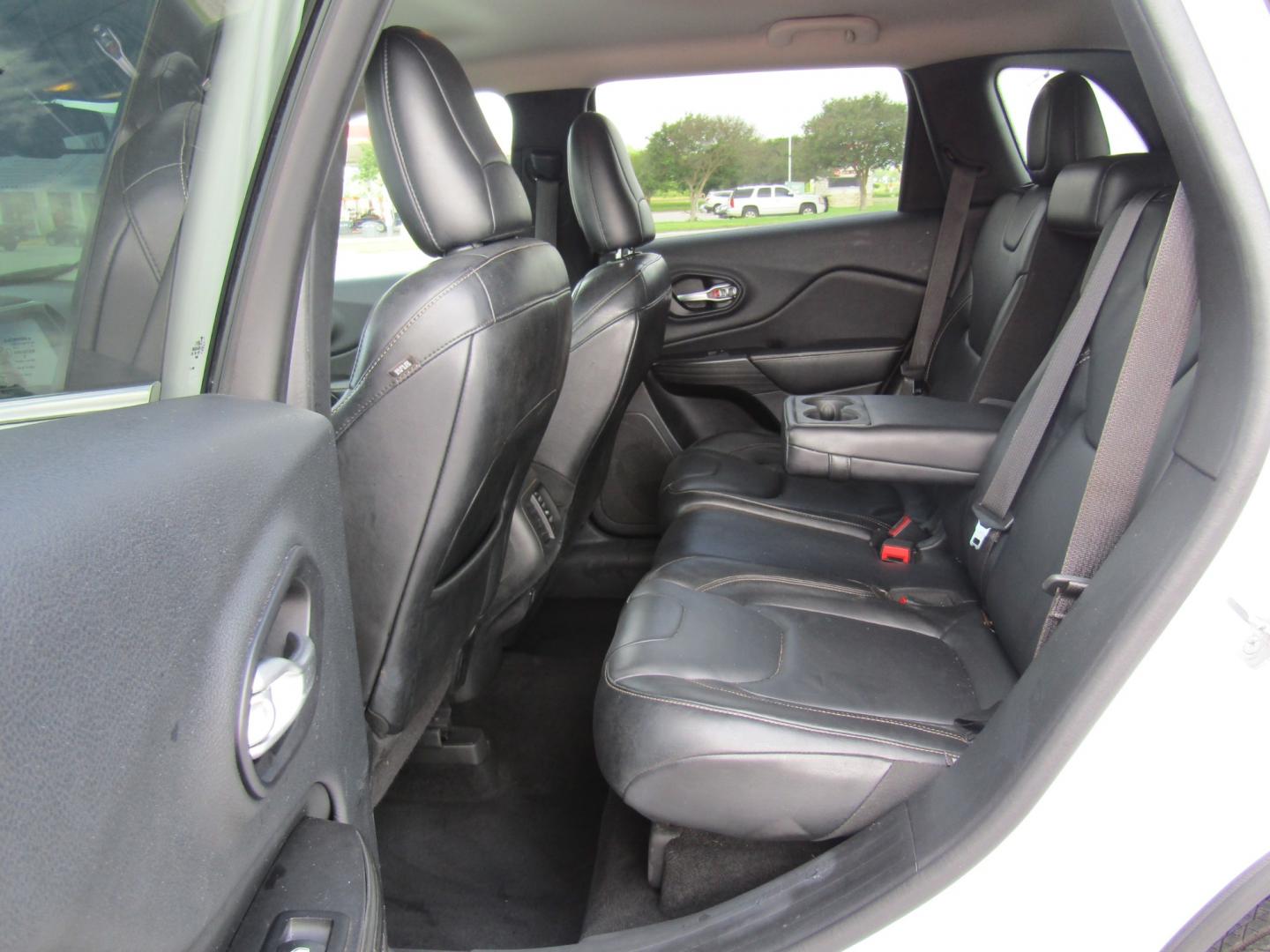 2014 White Jeep Cherokee Limited FWD (1C4PJLDS3EW) with an 3.2L V6 DOHC 24V engine, Automatic transmission, located at 15016 S Hwy 231, Midland City, AL, 36350, (334) 983-3001, 31.306210, -85.495277 - Photo#4