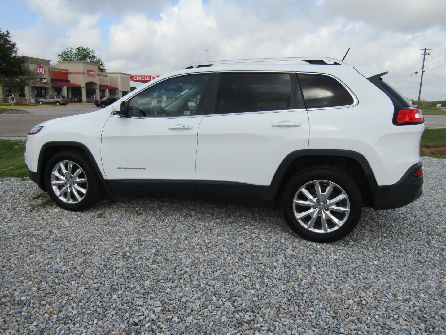 2014 White Jeep Cherokee Limited FWD (1C4PJLDS3EW) with an 3.2L V6 DOHC 24V engine, Automatic transmission, located at 15016 S Hwy 231, Midland City, AL, 36350, (334) 983-3001, 31.306210, -85.495277 - Photo#5