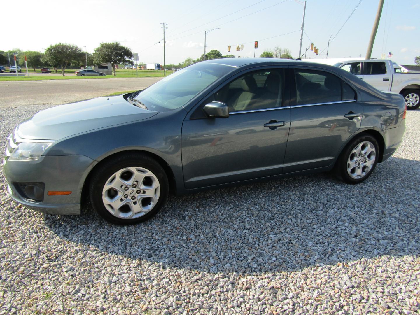 2011 Blue /TAN Ford Fusion I4 SE (3FAHP0HA9BR) with an 2.5L L4 DOHC 16V engine, Automatic transmission, located at 15016 S Hwy 231, Midland City, AL, 36350, (334) 983-3001, 31.306210, -85.495277 - Photo#2