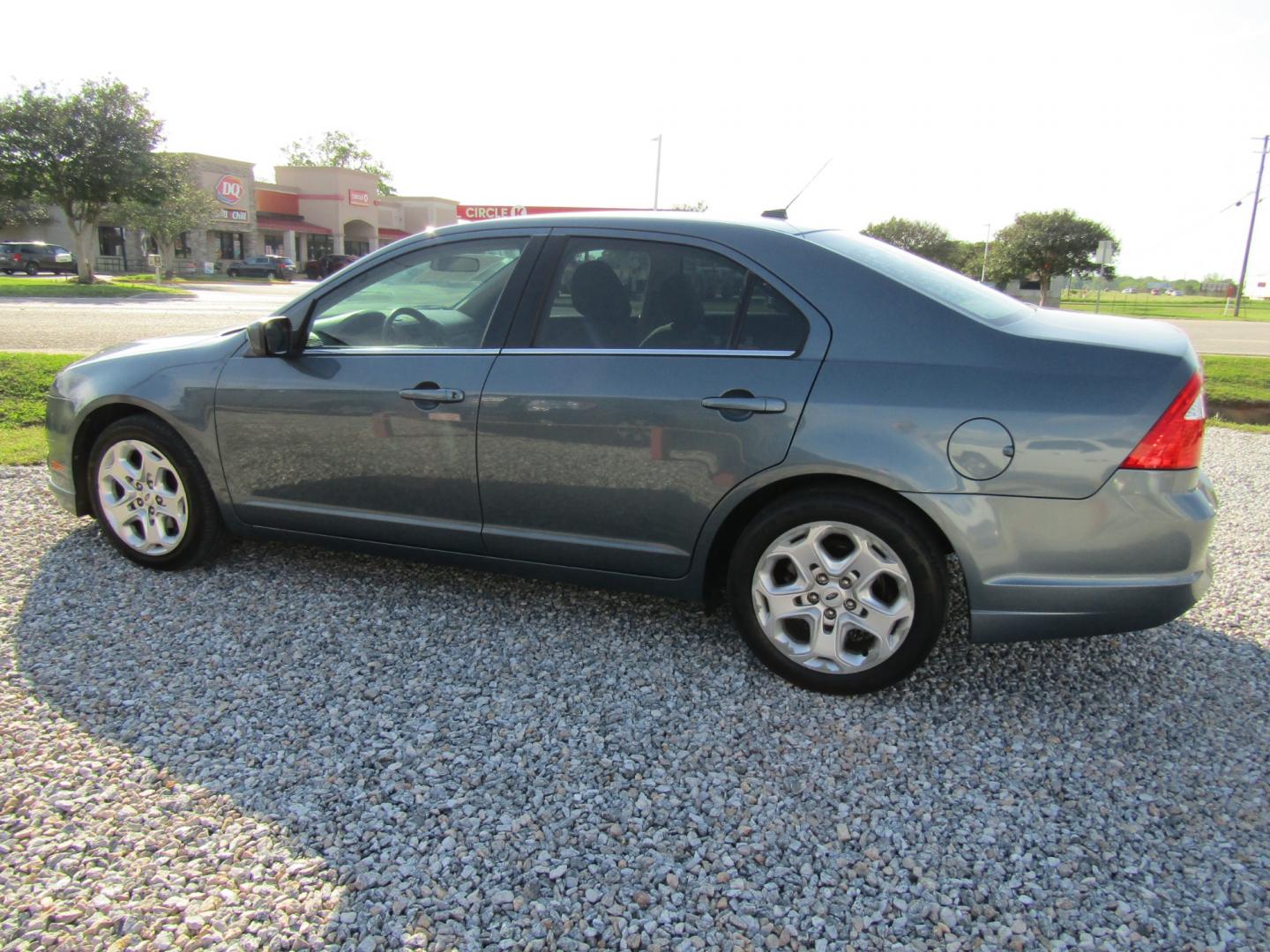 2011 Blue /TAN Ford Fusion I4 SE (3FAHP0HA9BR) with an 2.5L L4 DOHC 16V engine, Automatic transmission, located at 15016 S Hwy 231, Midland City, AL, 36350, (334) 983-3001, 31.306210, -85.495277 - Photo#5