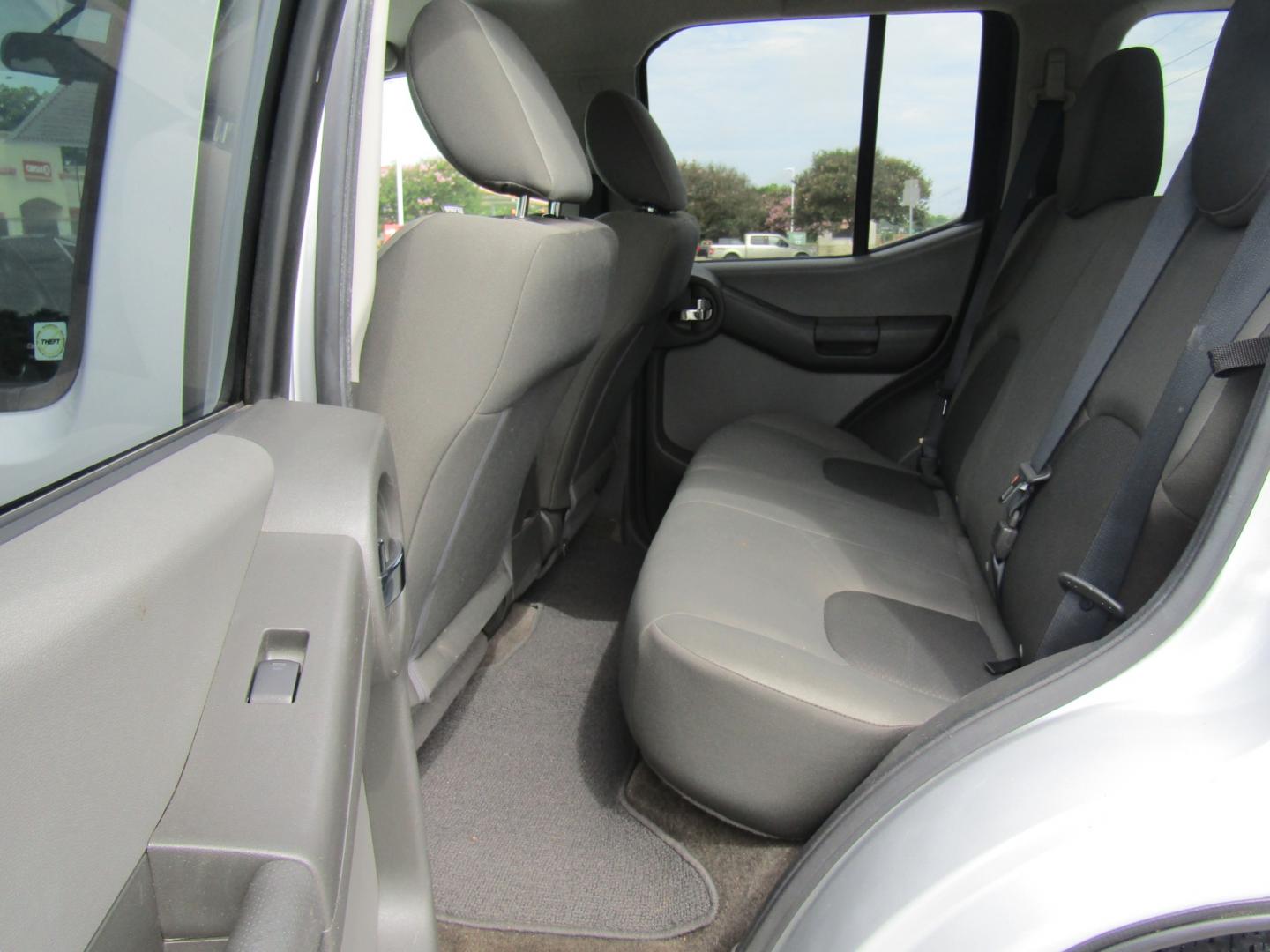 2012 Silver /Black Nissan Xterra S 2WD (5N1AN0NU7CC) with an 4.0L V6 DOHC 24V engine, Automatic transmission, located at 15016 S Hwy 231, Midland City, AL, 36350, (334) 983-3001, 31.306210, -85.495277 - Photo#4