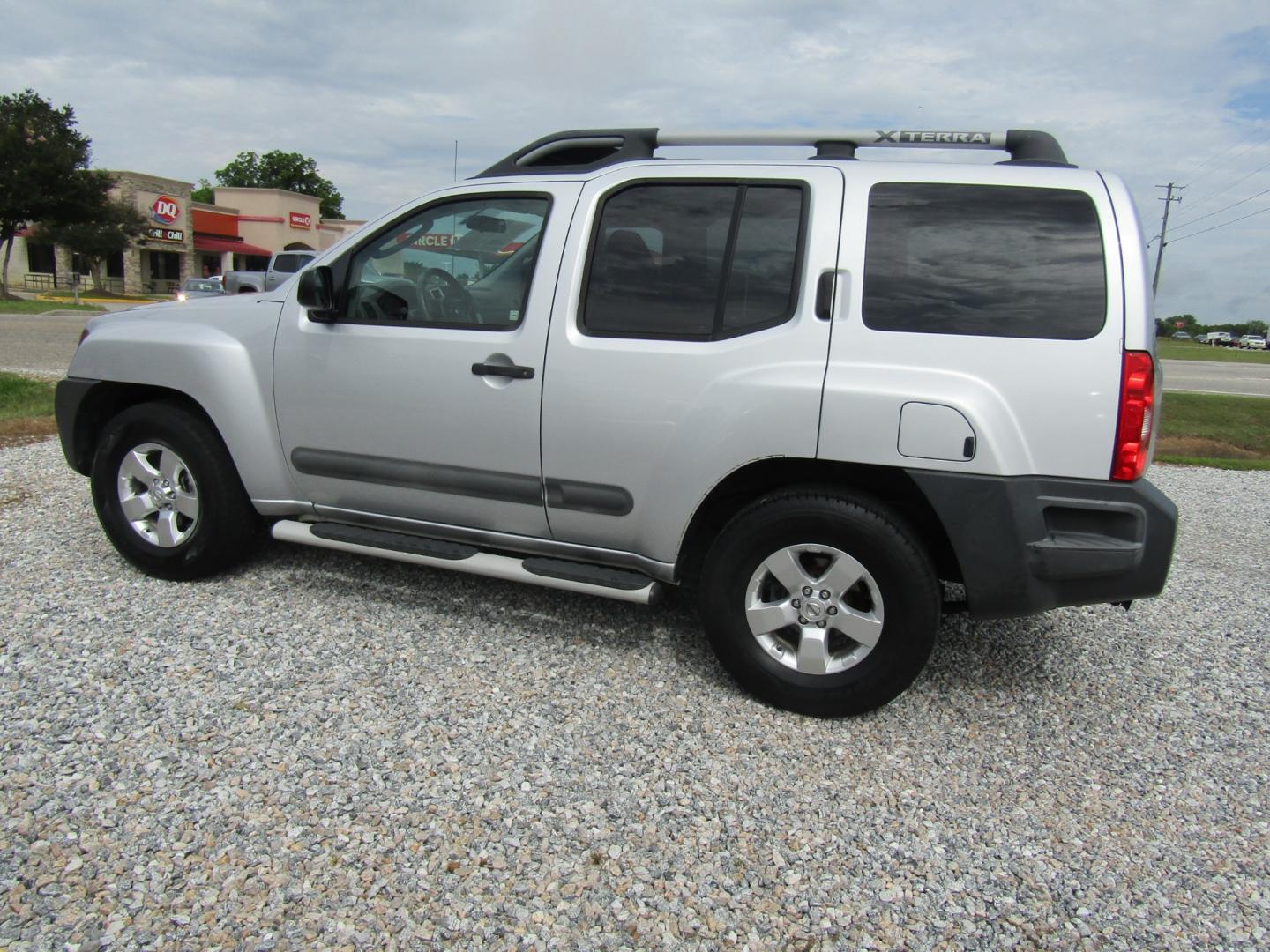 2012 Silver /Black Nissan Xterra S 2WD (5N1AN0NU7CC) with an 4.0L V6 DOHC 24V engine, Automatic transmission, located at 15016 S Hwy 231, Midland City, AL, 36350, (334) 983-3001, 31.306210, -85.495277 - Photo#5