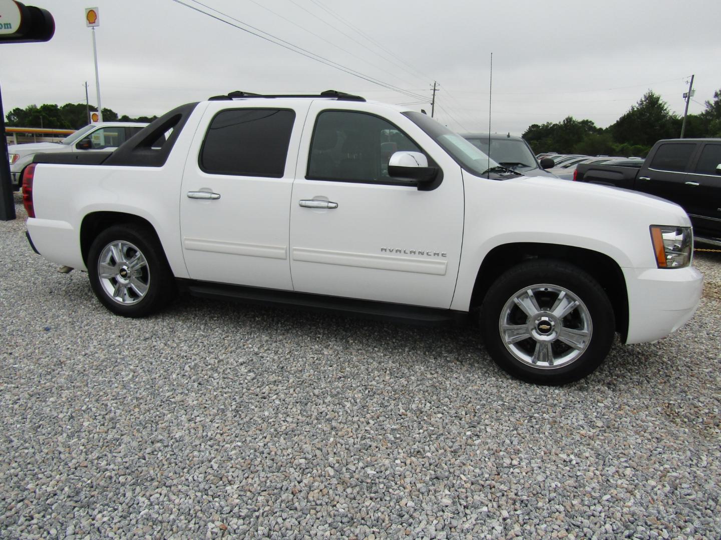 2011 White /Black Chevrolet Avalanche LS 2WD (3GNMCEE06BG) with an 5.3L V8 OHV 16V FFV engine, Automatic transmission, located at 15016 S Hwy 231, Midland City, AL, 36350, (334) 983-3001, 31.306210, -85.495277 - Photo#0