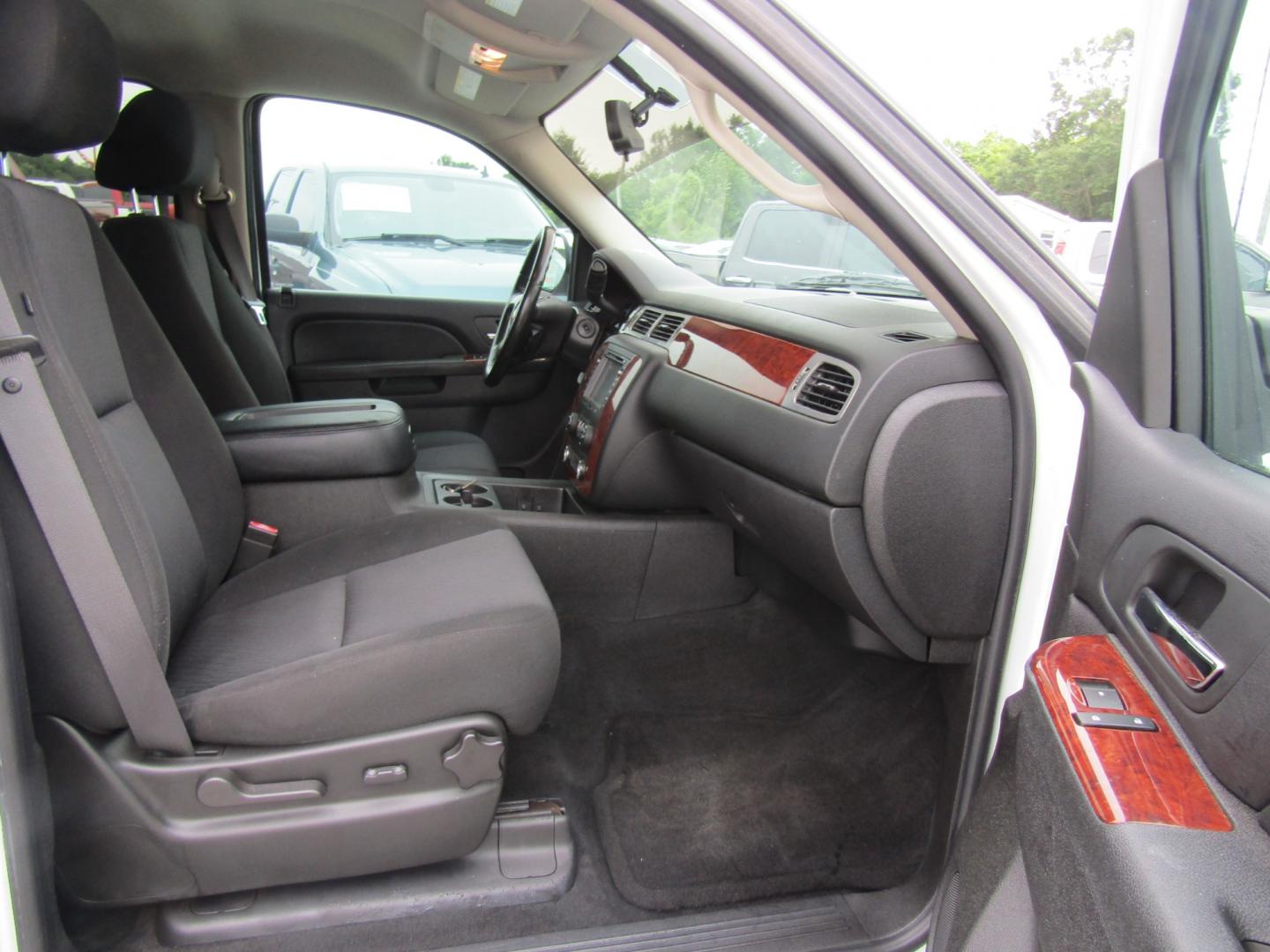 2011 White /Black Chevrolet Avalanche LS 2WD (3GNMCEE06BG) with an 5.3L V8 OHV 16V FFV engine, Automatic transmission, located at 15016 S Hwy 231, Midland City, AL, 36350, (334) 983-3001, 31.306210, -85.495277 - Photo#9