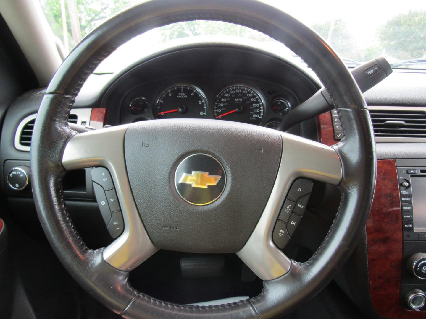 2011 White /Black Chevrolet Avalanche LS 2WD (3GNMCEE06BG) with an 5.3L V8 OHV 16V FFV engine, Automatic transmission, located at 15016 S Hwy 231, Midland City, AL, 36350, (334) 983-3001, 31.306210, -85.495277 - Photo#10