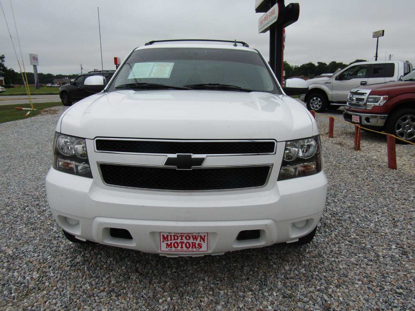 2011 White /Black Chevrolet Avalanche LS 2WD (3GNMCEE06BG) with an 5.3L V8 OHV 16V FFV engine, Automatic transmission, located at 15016 S Hwy 231, Midland City, AL, 36350, (334) 983-3001, 31.306210, -85.495277 - Photo#1