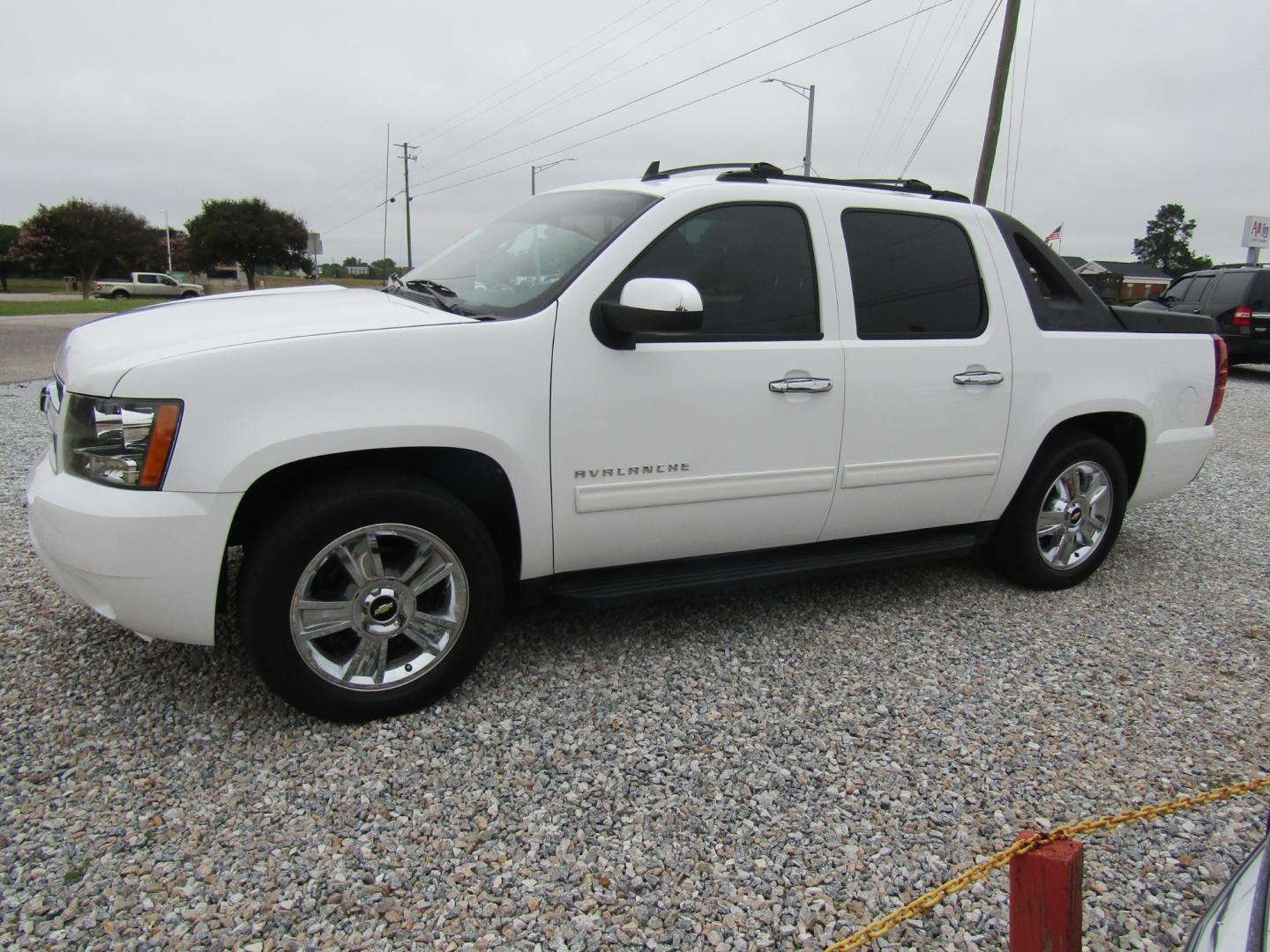 2011 White /Black Chevrolet Avalanche LS 2WD (3GNMCEE06BG) with an 5.3L V8 OHV 16V FFV engine, Automatic transmission, located at 15016 S Hwy 231, Midland City, AL, 36350, (334) 983-3001, 31.306210, -85.495277 - Photo#2