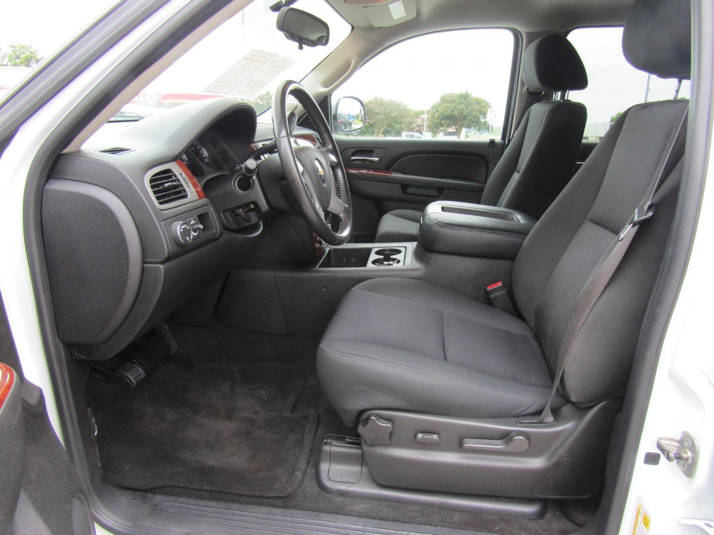 2011 White /Black Chevrolet Avalanche LS 2WD (3GNMCEE06BG) with an 5.3L V8 OHV 16V FFV engine, Automatic transmission, located at 15016 S Hwy 231, Midland City, AL, 36350, (334) 983-3001, 31.306210, -85.495277 - Photo#3