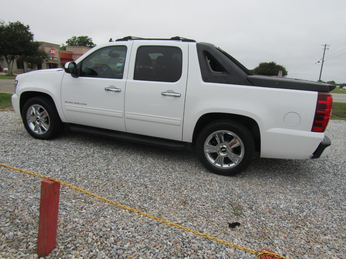 2011 White /Black Chevrolet Avalanche LS 2WD (3GNMCEE06BG) with an 5.3L V8 OHV 16V FFV engine, Automatic transmission, located at 15016 S Hwy 231, Midland City, AL, 36350, (334) 983-3001, 31.306210, -85.495277 - Photo#5