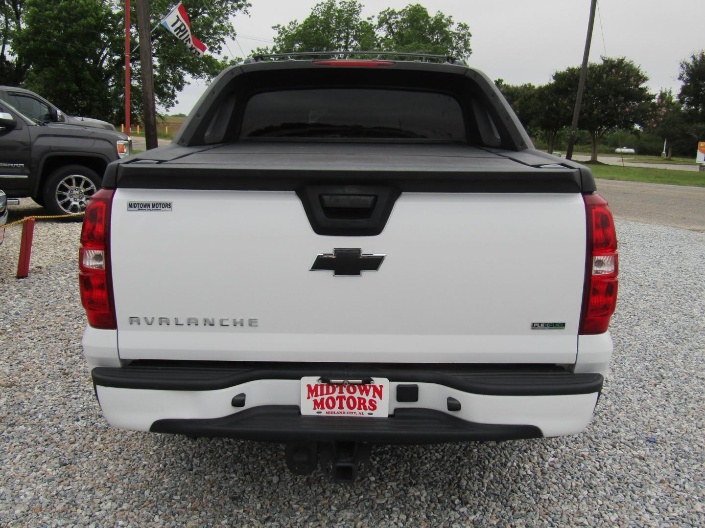 2011 White /Black Chevrolet Avalanche LS 2WD (3GNMCEE06BG) with an 5.3L V8 OHV 16V FFV engine, Automatic transmission, located at 15016 S Hwy 231, Midland City, AL, 36350, (334) 983-3001, 31.306210, -85.495277 - Photo#6