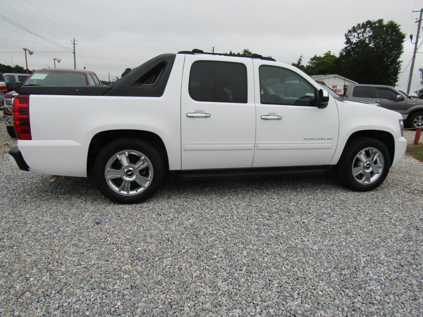 2011 White /Black Chevrolet Avalanche LS 2WD (3GNMCEE06BG) with an 5.3L V8 OHV 16V FFV engine, Automatic transmission, located at 15016 S Hwy 231, Midland City, AL, 36350, (334) 983-3001, 31.306210, -85.495277 - Photo#7