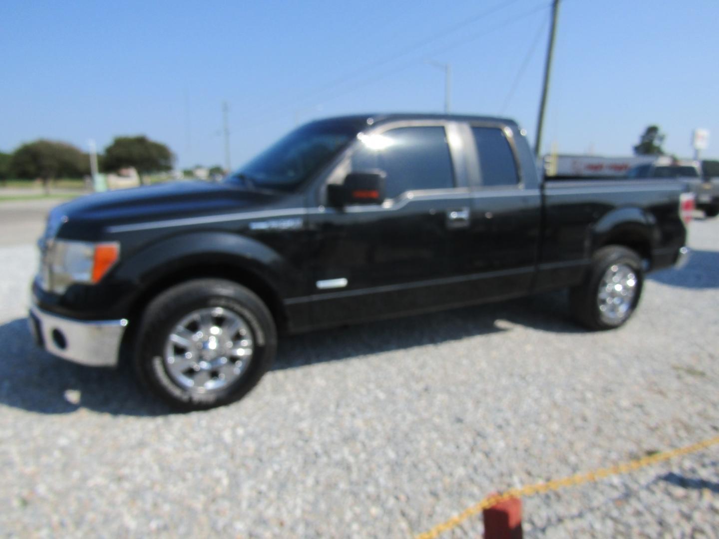 2012 Black /Gray Ford F-150 XLT SuperCab 6.5-ft. Bed 2WD (1FTFX1CT6CF) with an 3.5L V6 TURBO engine, Automatic transmission, located at 15016 S Hwy 231, Midland City, AL, 36350, (334) 983-3001, 31.306210, -85.495277 - Photo#2