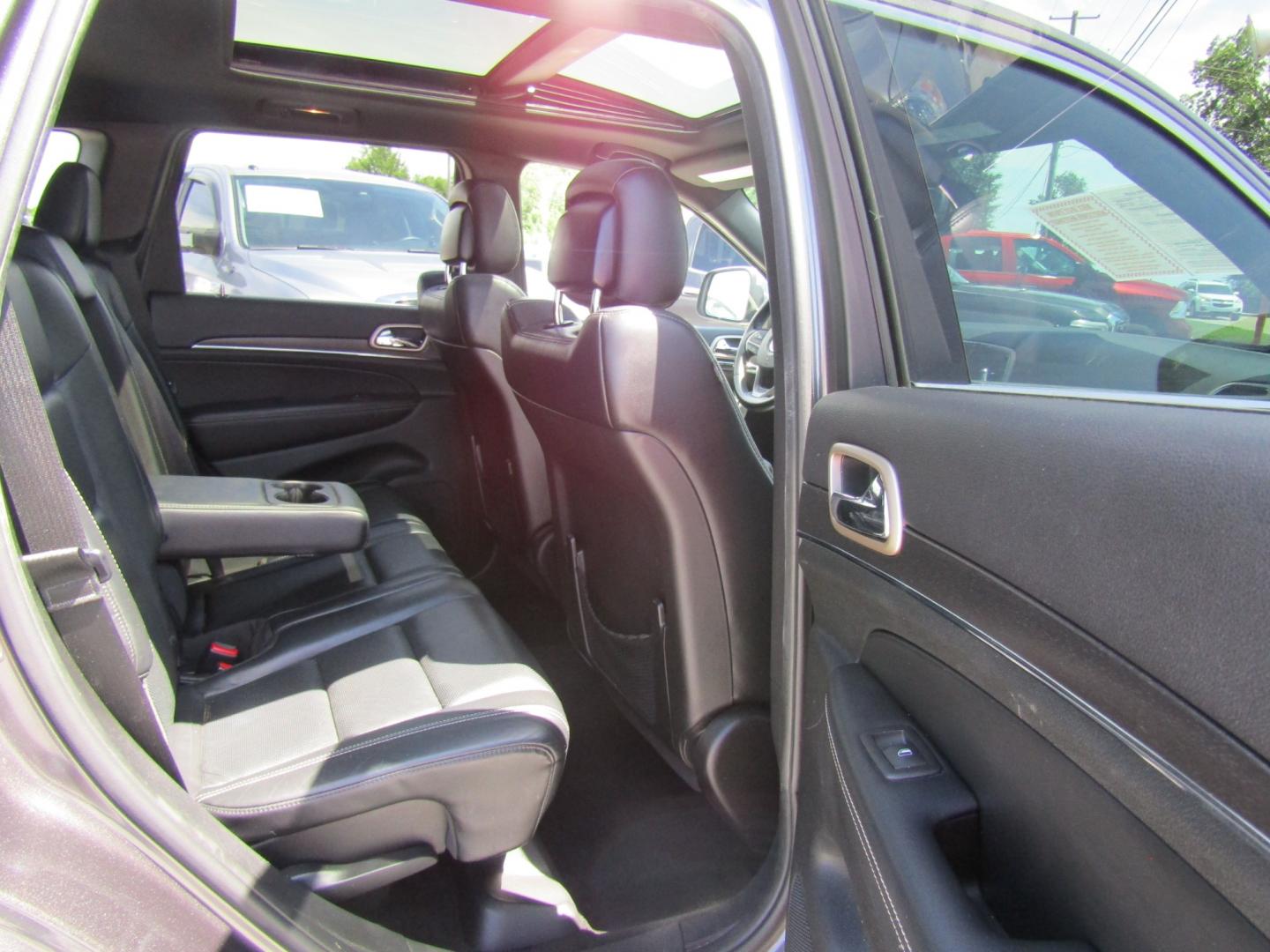 2015 Gray /Black Jeep Grand Cherokee Limited 2WD (1C4RJEBG8FC) with an 3.6L V6 DOHC 24V engine, Automatic transmission, located at 15016 S Hwy 231, Midland City, AL, 36350, (334) 983-3001, 31.306210, -85.495277 - Photo#9