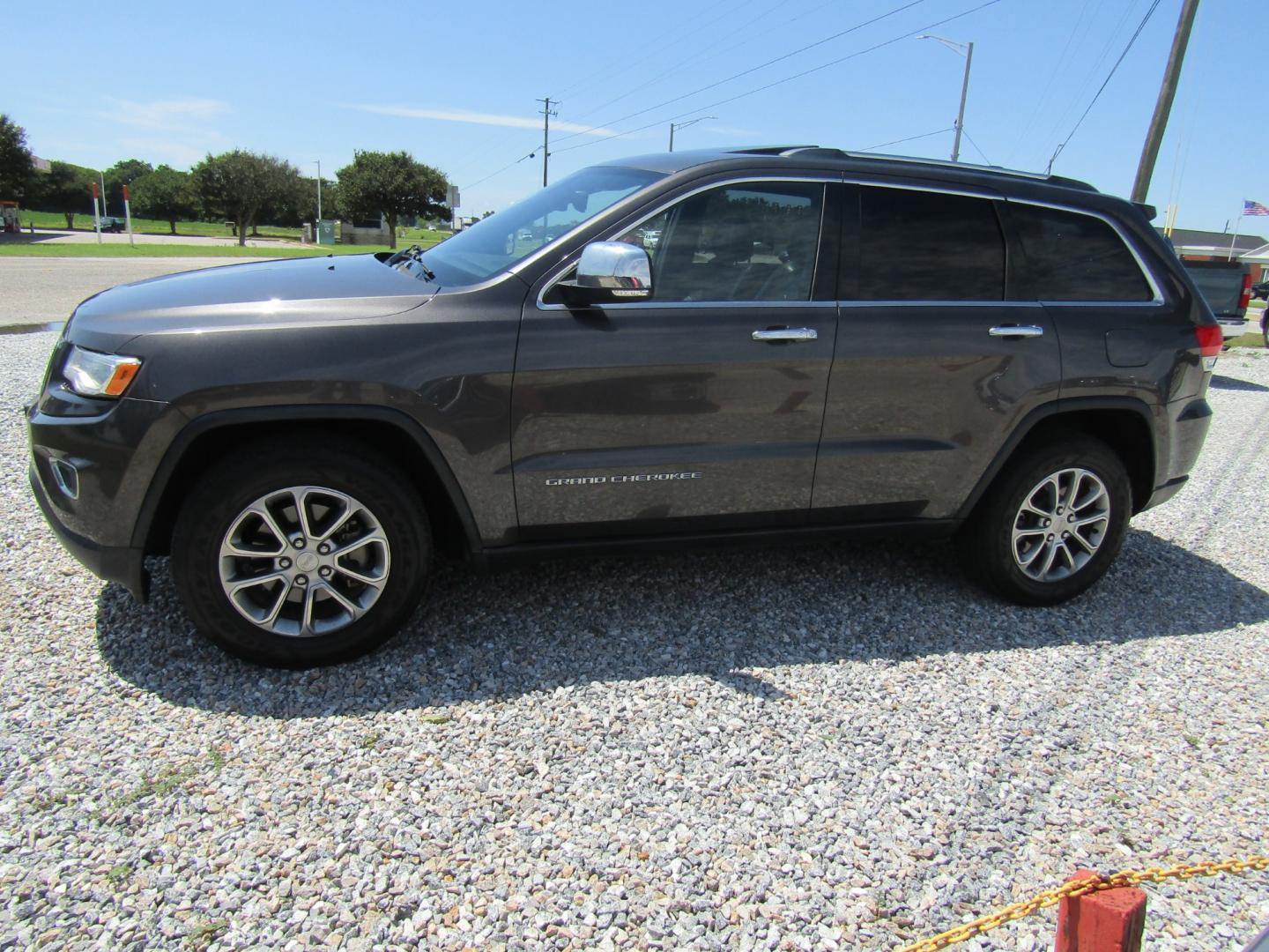 2015 Gray /Black Jeep Grand Cherokee Limited 2WD (1C4RJEBG8FC) with an 3.6L V6 DOHC 24V engine, Automatic transmission, located at 15016 S Hwy 231, Midland City, AL, 36350, (334) 983-3001, 31.306210, -85.495277 - Photo#2