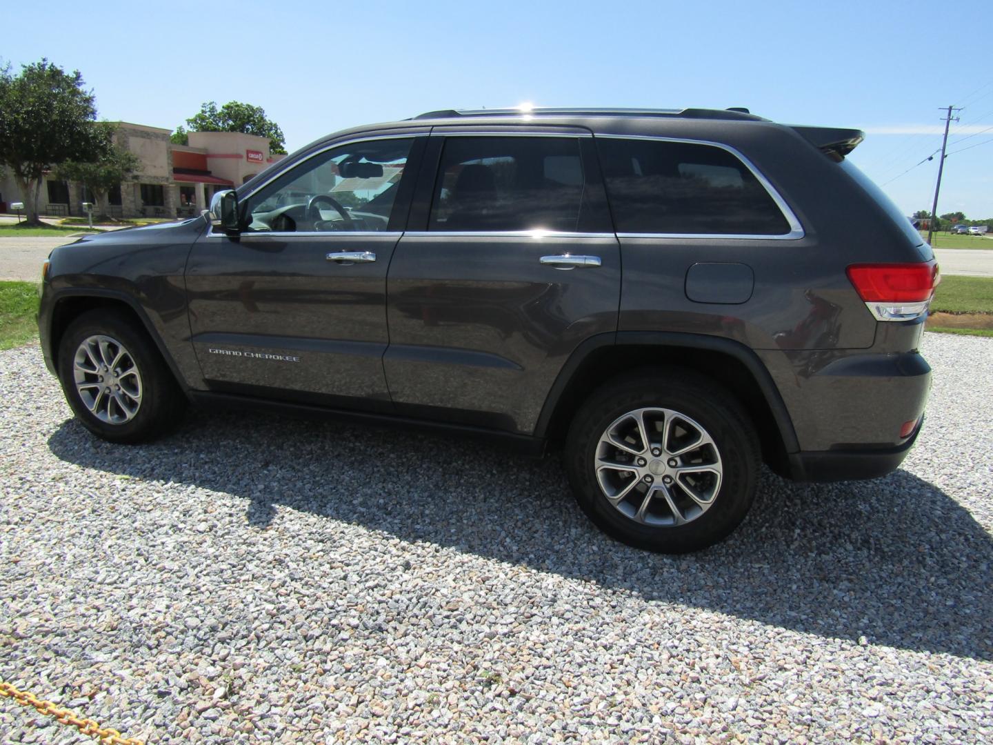 2015 Gray /Black Jeep Grand Cherokee Limited 2WD (1C4RJEBG8FC) with an 3.6L V6 DOHC 24V engine, Automatic transmission, located at 15016 S Hwy 231, Midland City, AL, 36350, (334) 983-3001, 31.306210, -85.495277 - Photo#5