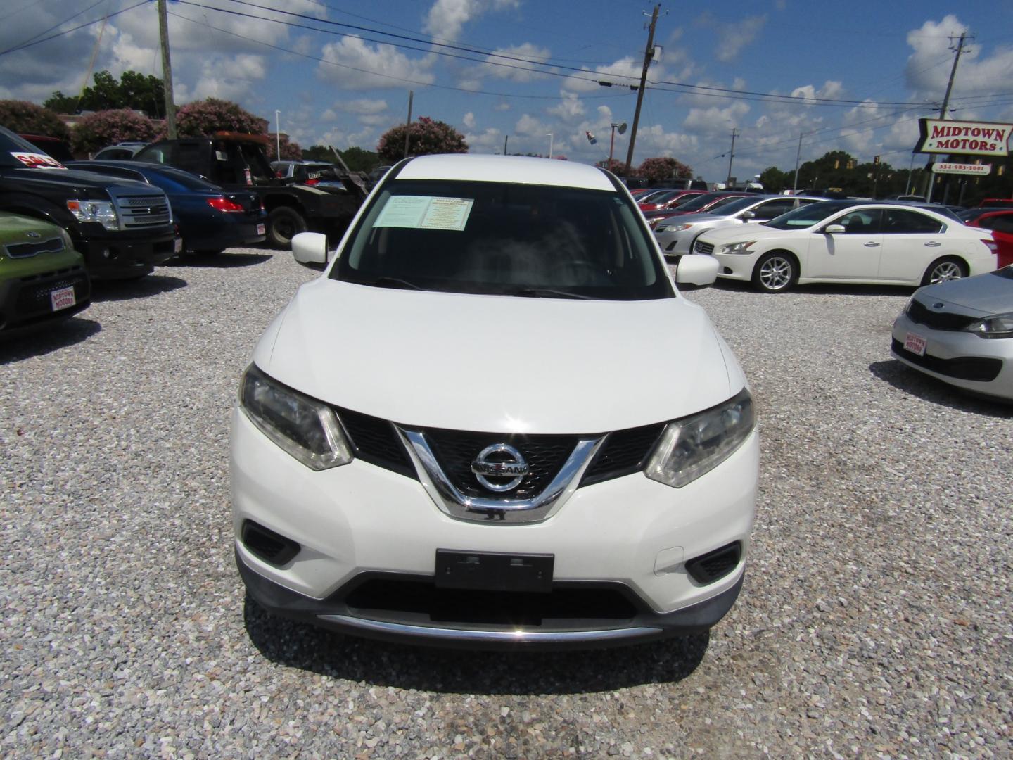 2016 White /Black Nissan Rogue S 2WD (KNMAT2MT3GP) with an 2.5L L4 DOHC 16V engine, Automatic transmission, located at 15016 S Hwy 231, Midland City, AL, 36350, (334) 983-3001, 31.306210, -85.495277 - Photo#1