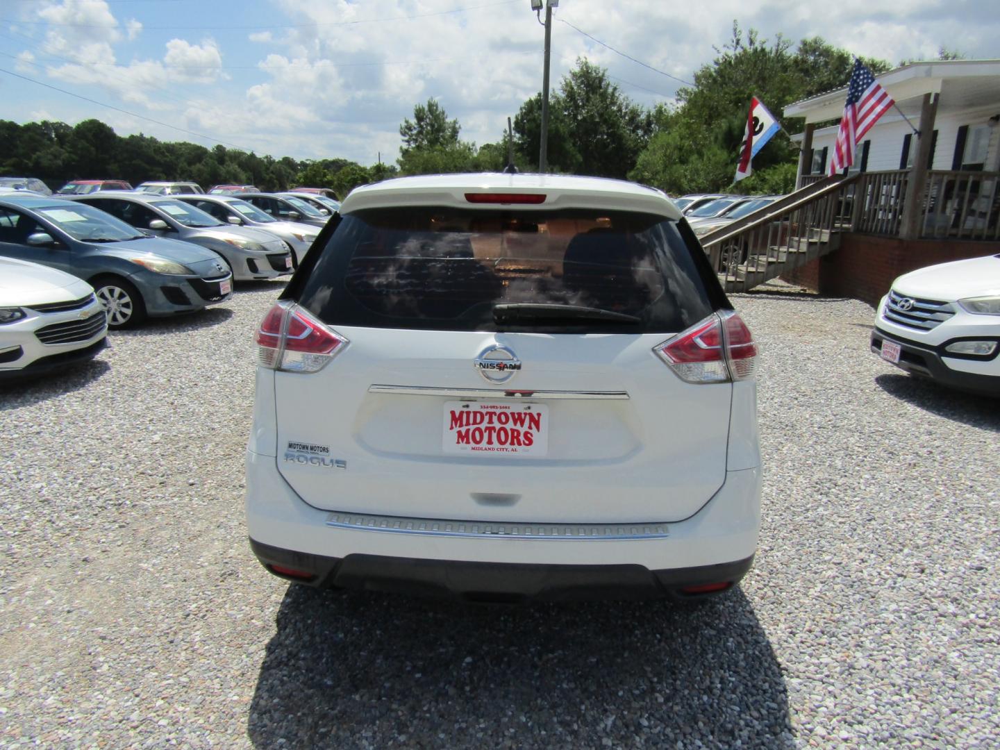 2016 White /Black Nissan Rogue S 2WD (KNMAT2MT3GP) with an 2.5L L4 DOHC 16V engine, Automatic transmission, located at 15016 S Hwy 231, Midland City, AL, 36350, (334) 983-3001, 31.306210, -85.495277 - Photo#6