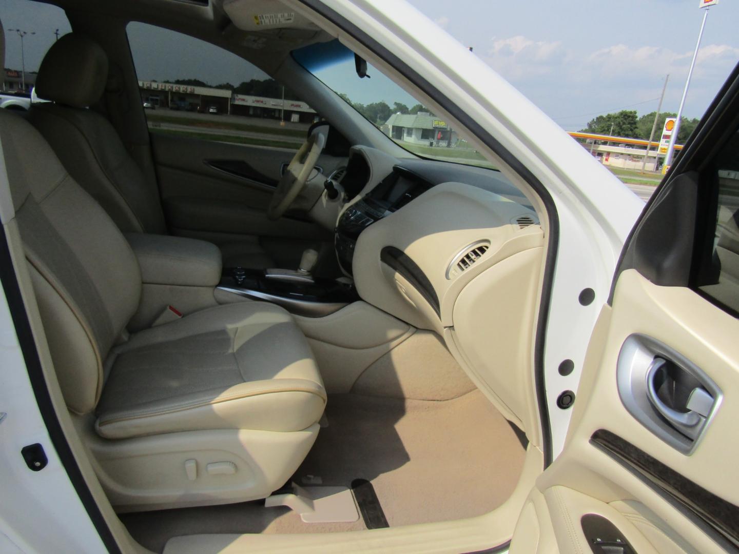 2013 White /Tan Infiniti JX FWD (5N1AL0MNXDC) with an 3.5L V6 DOHC 24V engine, Automatic transmission, located at 15016 S Hwy 231, Midland City, AL, 36350, (334) 983-3001, 31.306210, -85.495277 - Photo#10