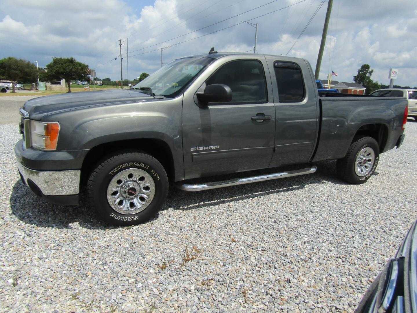 2011 Gray /BLACK GMC Sierra 1500 SL Ext. Cab 2WD (1GTR1UEA3BZ) with an 4.8L V8 OHV 16V engine, Automatic transmission, located at 15016 S Hwy 231, Midland City, AL, 36350, (334) 983-3001, 31.306210, -85.495277 - Photo#2