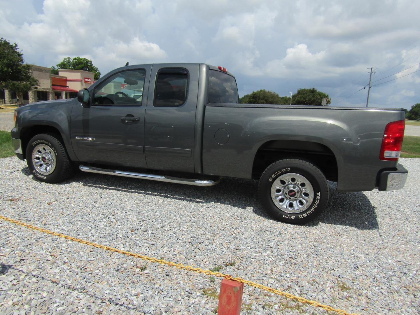 2011 Gray /BLACK GMC Sierra 1500 SL Ext. Cab 2WD (1GTR1UEA3BZ) with an 4.8L V8 OHV 16V engine, Automatic transmission, located at 15016 S Hwy 231, Midland City, AL, 36350, (334) 983-3001, 31.306210, -85.495277 - Photo#5