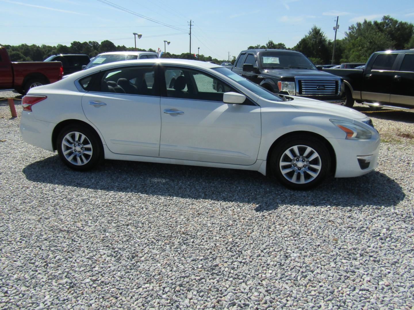 2013 WHITE /Black Nissan Altima 2.5 S (1N4AL3AP6DC) with an 2.5L L4 DOHC 16V engine, Automatic transmission, located at 15016 S Hwy 231, Midland City, AL, 36350, (334) 983-3001, 31.306210, -85.495277 - Photo#0