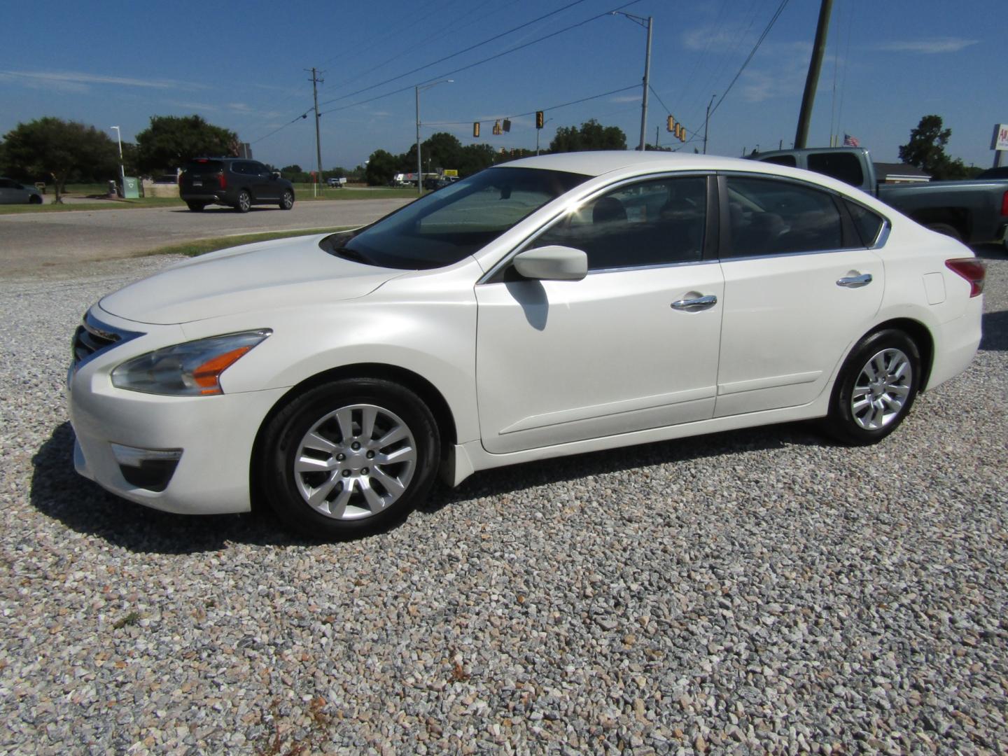 2013 WHITE /Black Nissan Altima 2.5 S (1N4AL3AP6DC) with an 2.5L L4 DOHC 16V engine, Automatic transmission, located at 15016 S Hwy 231, Midland City, AL, 36350, (334) 983-3001, 31.306210, -85.495277 - Photo#2