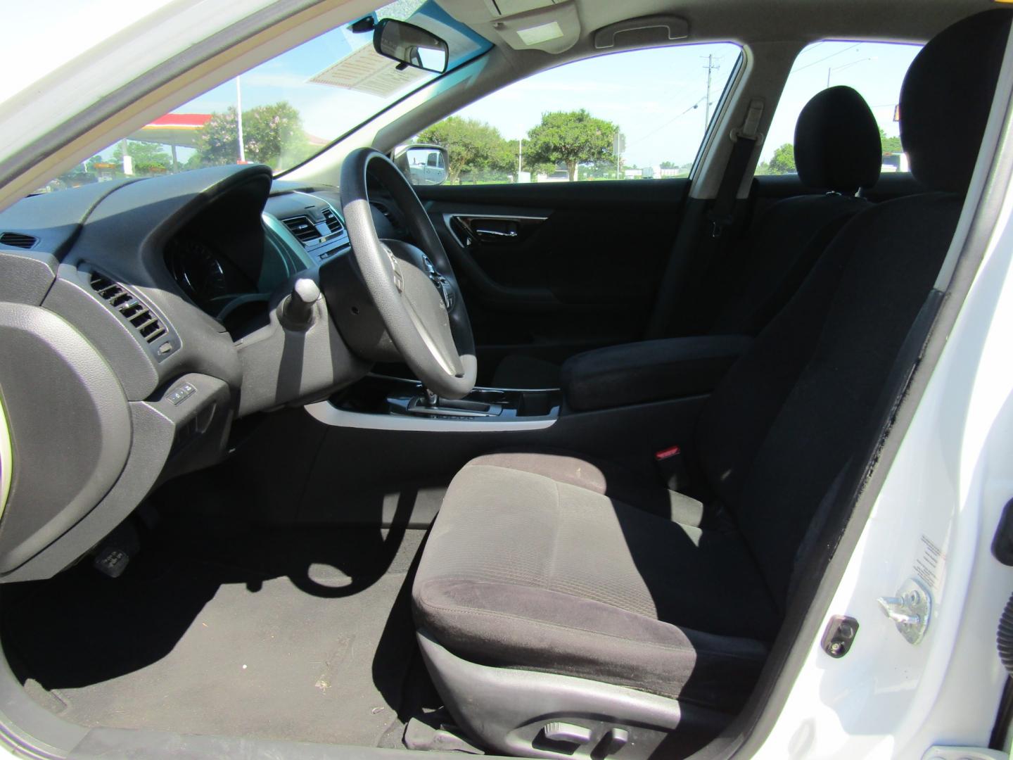 2013 WHITE /Black Nissan Altima 2.5 S (1N4AL3AP6DC) with an 2.5L L4 DOHC 16V engine, Automatic transmission, located at 15016 S Hwy 231, Midland City, AL, 36350, (334) 983-3001, 31.306210, -85.495277 - Photo#3