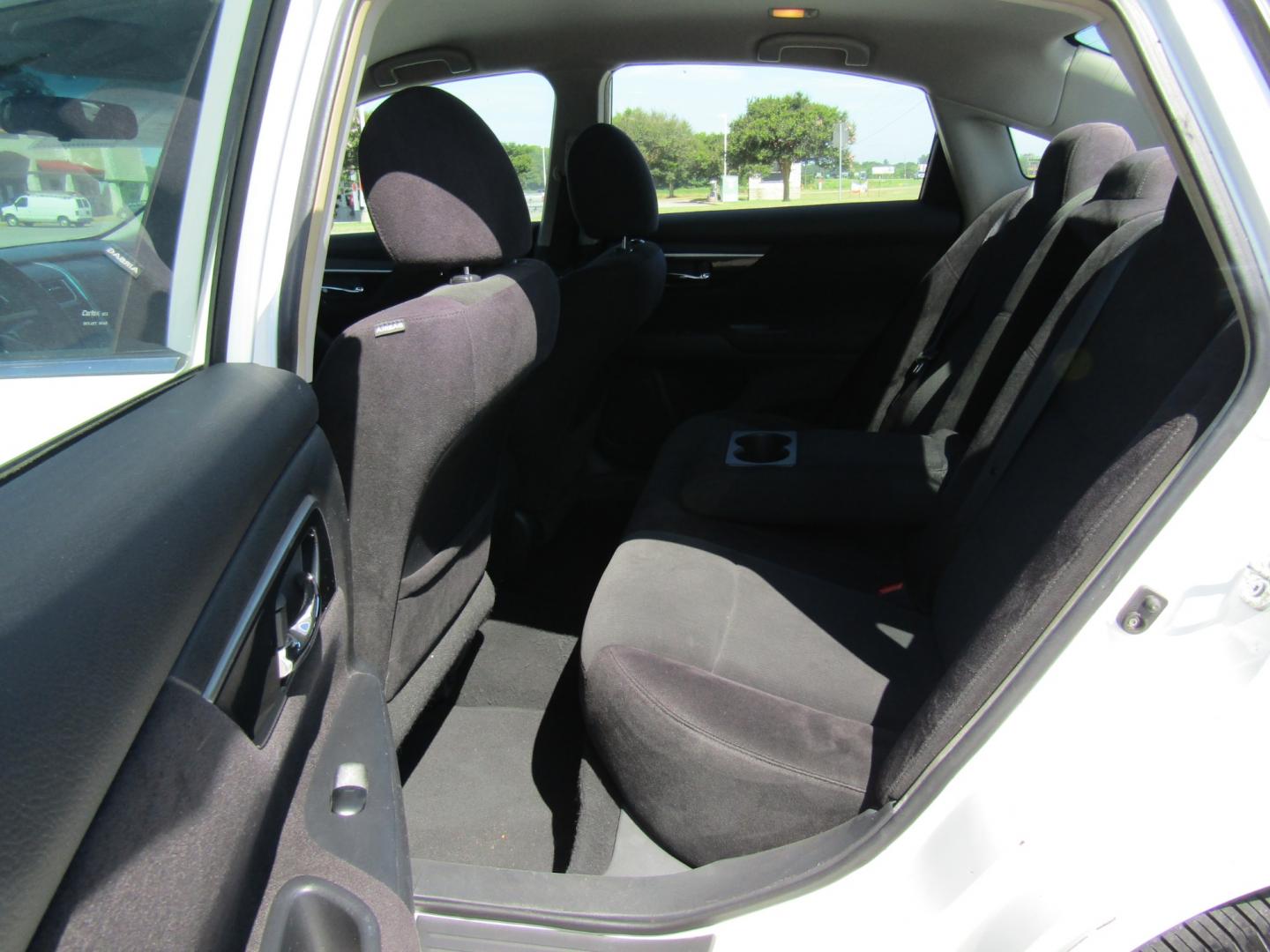 2013 WHITE /Black Nissan Altima 2.5 S (1N4AL3AP6DC) with an 2.5L L4 DOHC 16V engine, Automatic transmission, located at 15016 S Hwy 231, Midland City, AL, 36350, (334) 983-3001, 31.306210, -85.495277 - Photo#4