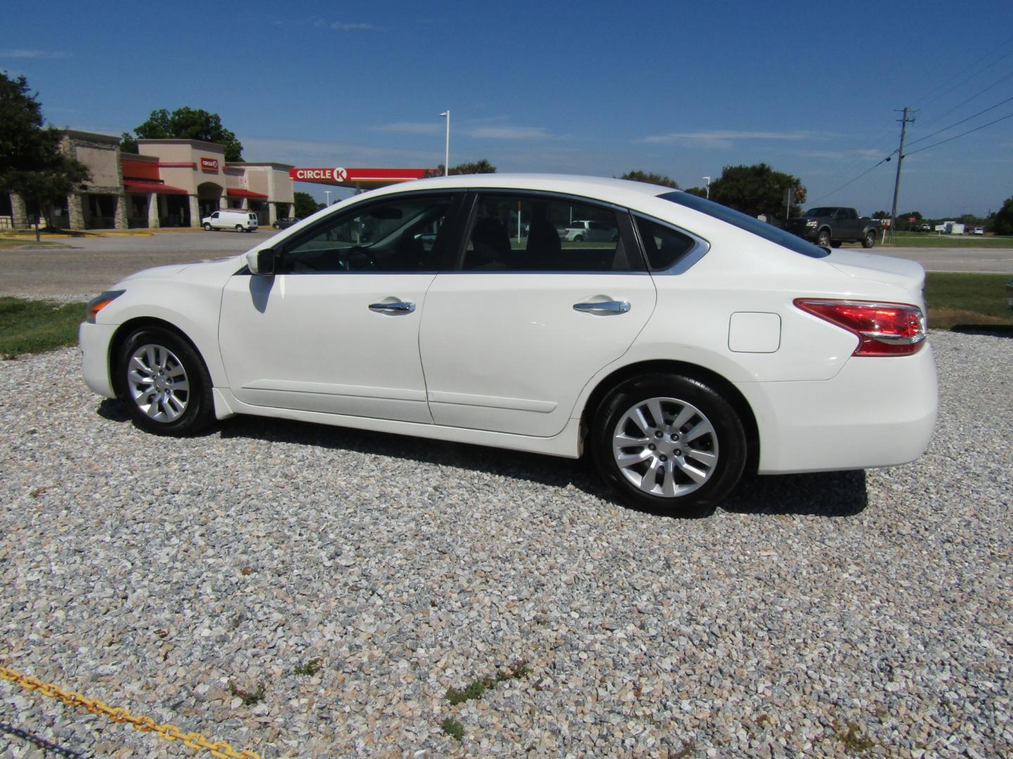 2013 WHITE /Black Nissan Altima 2.5 S (1N4AL3AP6DC) with an 2.5L L4 DOHC 16V engine, Automatic transmission, located at 15016 S Hwy 231, Midland City, AL, 36350, (334) 983-3001, 31.306210, -85.495277 - Photo#5