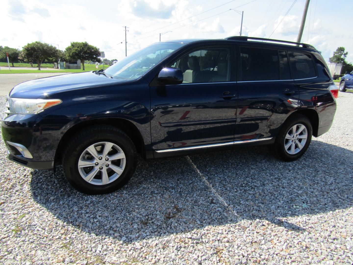 2011 Blue /Tan Toyota Highlander Base 2WD I4 (5TDZA3EH8BS) with an 2.7L L4 DOHC 16V engine, Automatic transmission, located at 15016 S Hwy 231, Midland City, AL, 36350, (334) 983-3001, 31.306210, -85.495277 - Photo#2