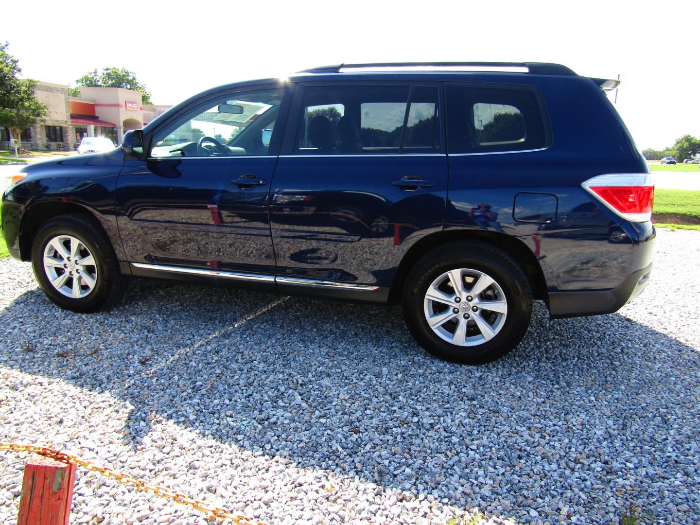 2011 Blue /Tan Toyota Highlander Base 2WD I4 (5TDZA3EH8BS) with an 2.7L L4 DOHC 16V engine, Automatic transmission, located at 15016 S Hwy 231, Midland City, AL, 36350, (334) 983-3001, 31.306210, -85.495277 - Photo#5