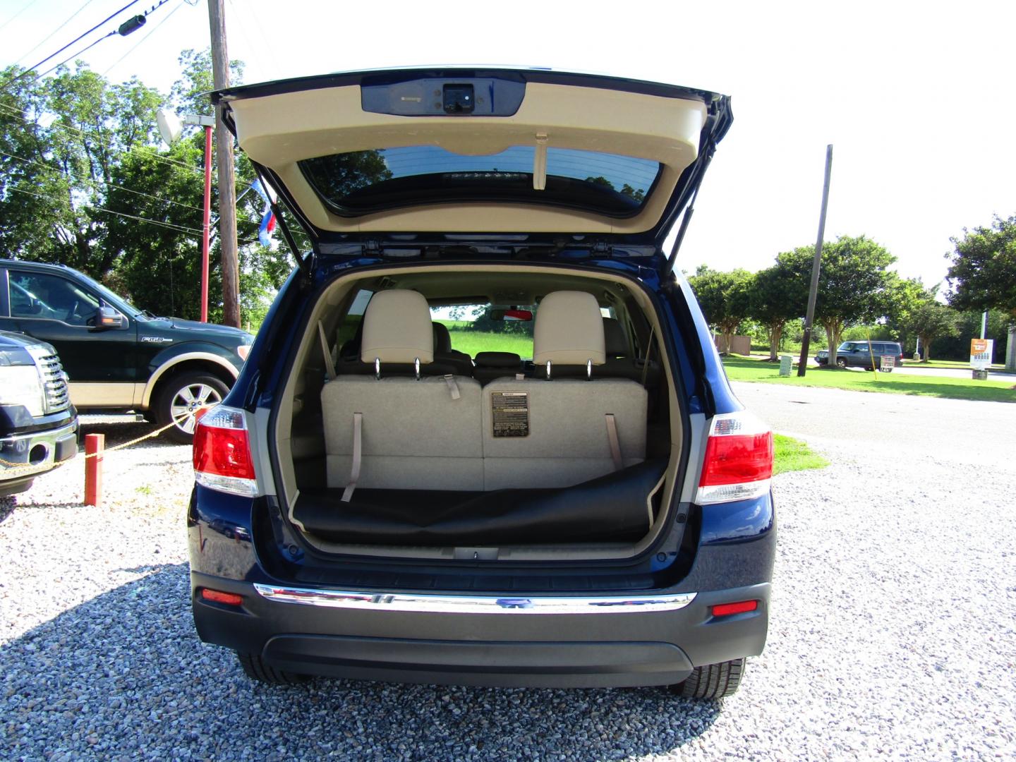 2011 Blue /Tan Toyota Highlander Base 2WD I4 (5TDZA3EH8BS) with an 2.7L L4 DOHC 16V engine, Automatic transmission, located at 15016 S Hwy 231, Midland City, AL, 36350, (334) 983-3001, 31.306210, -85.495277 - Photo#7