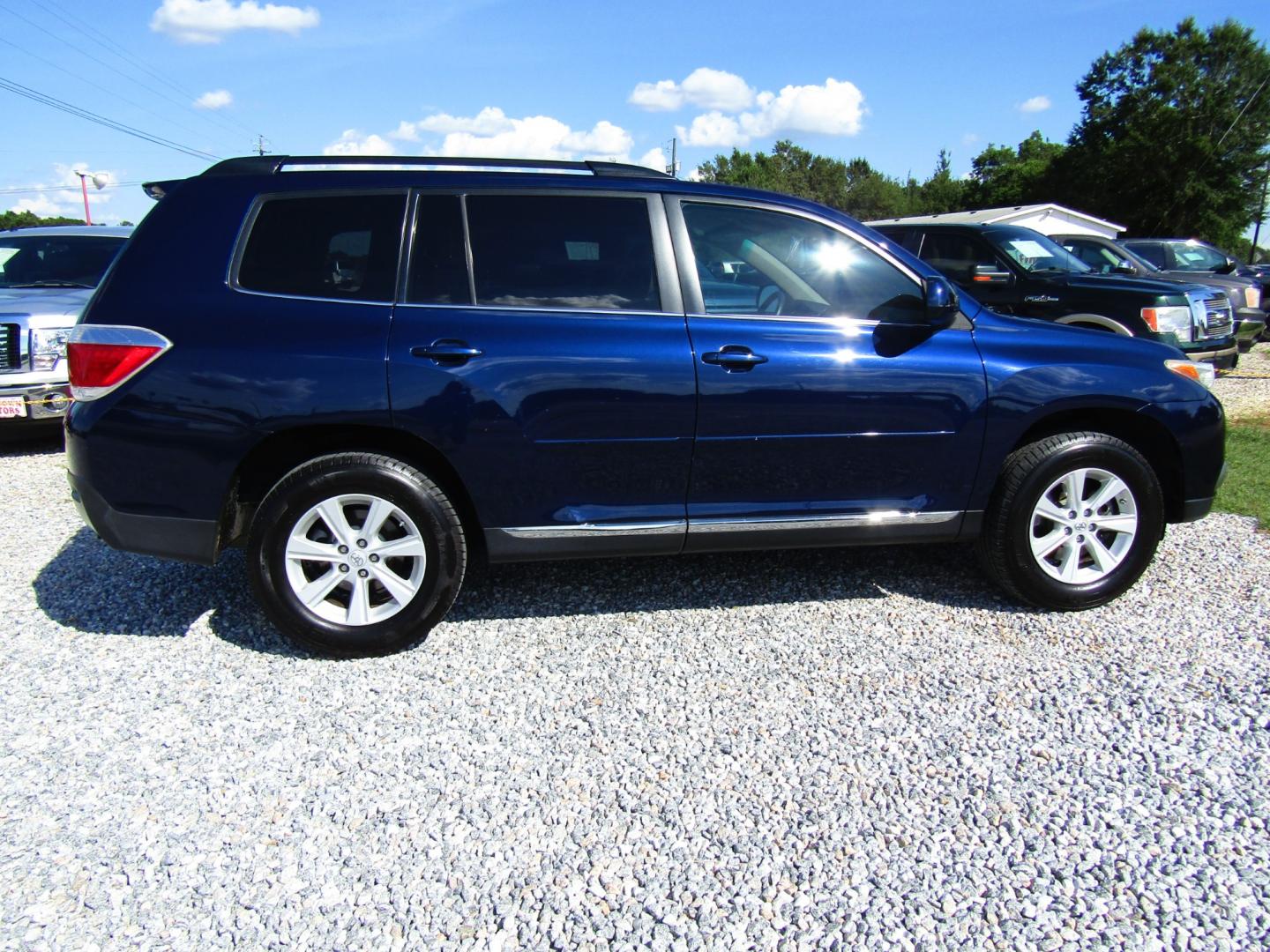 2011 Blue /Tan Toyota Highlander Base 2WD I4 (5TDZA3EH8BS) with an 2.7L L4 DOHC 16V engine, Automatic transmission, located at 15016 S Hwy 231, Midland City, AL, 36350, (334) 983-3001, 31.306210, -85.495277 - Photo#8