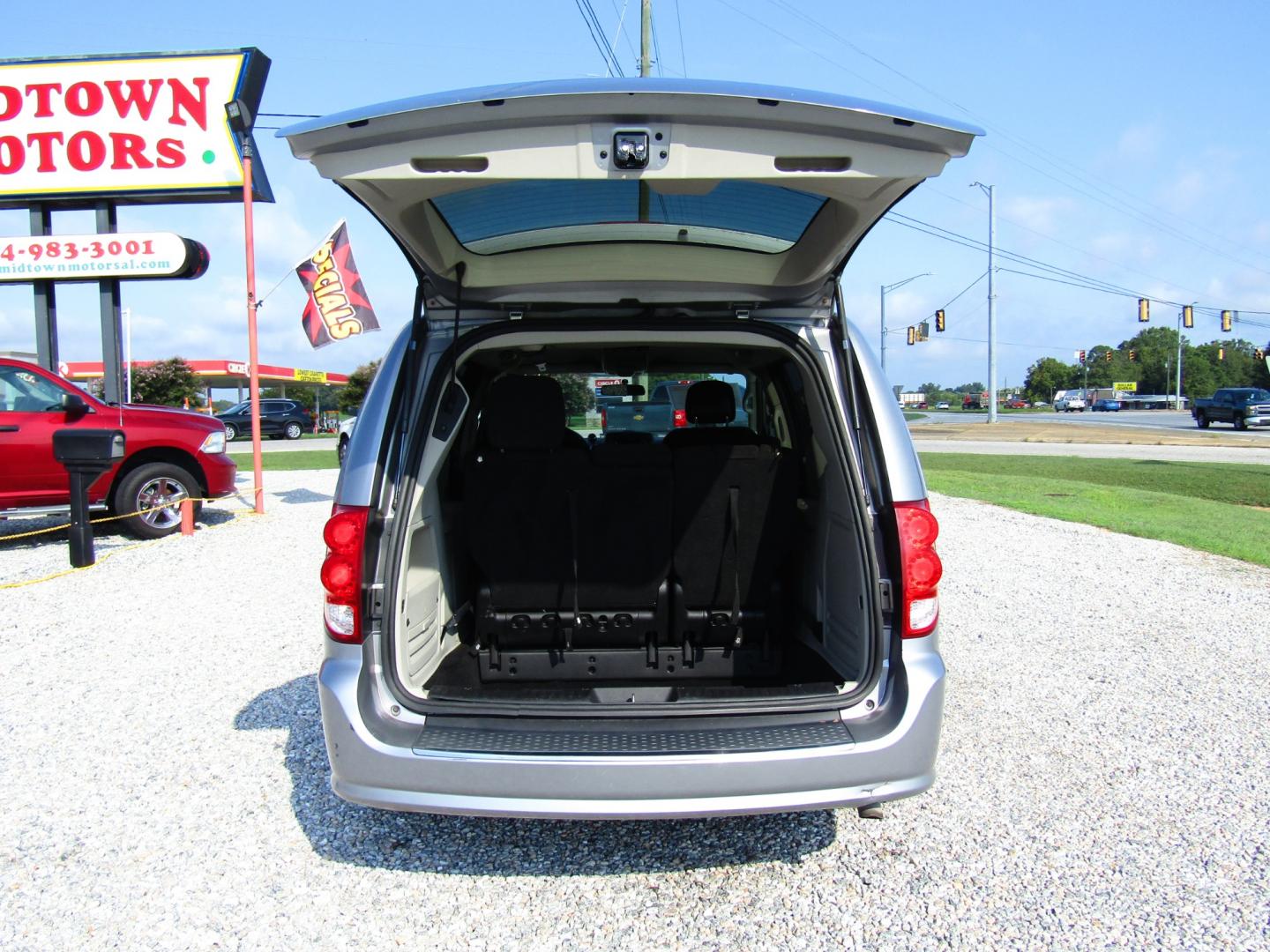 2013 Silver Dodge Grand Caravan SXT (2C4RDGCG7DR) with an 3.6L V6 DOHC 24V engine, Automatic transmission, located at 15016 S Hwy 231, Midland City, AL, 36350, (334) 983-3001, 31.306210, -85.495277 - Photo#7