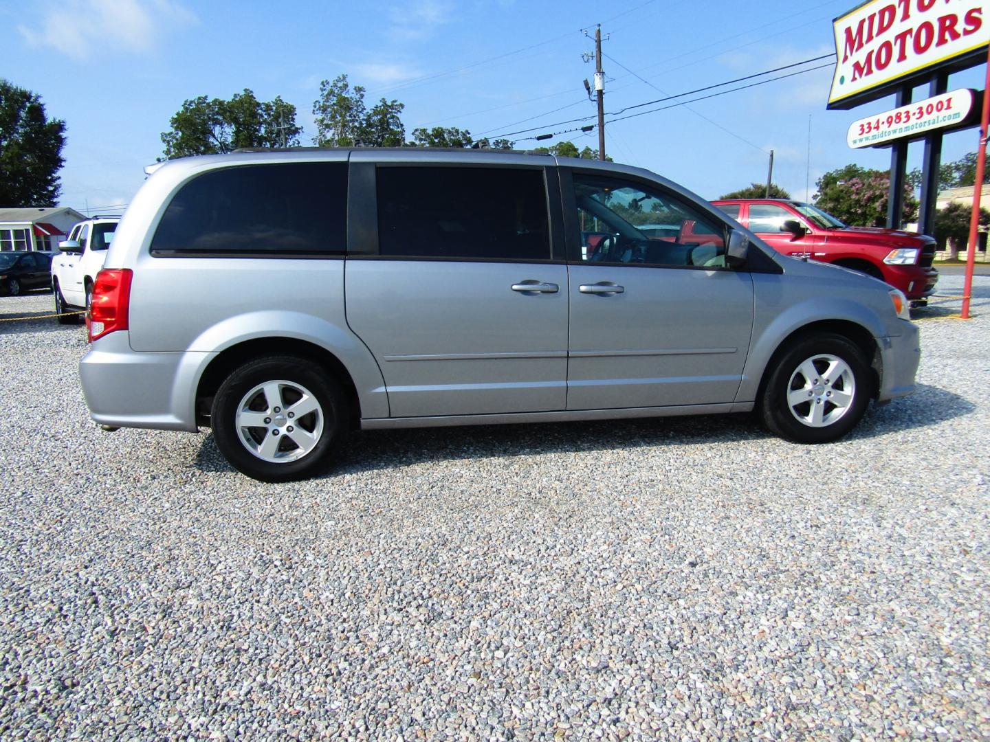 2013 Silver Dodge Grand Caravan SXT (2C4RDGCG7DR) with an 3.6L V6 DOHC 24V engine, Automatic transmission, located at 15016 S Hwy 231, Midland City, AL, 36350, (334) 983-3001, 31.306210, -85.495277 - Photo#8